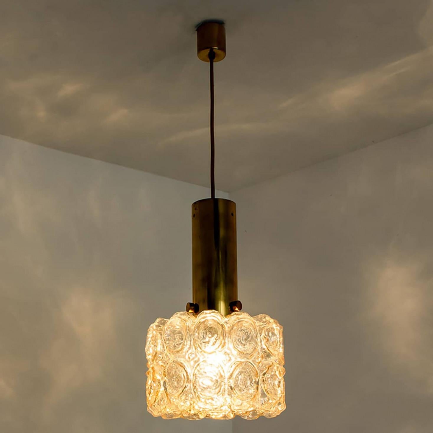 Paire de pendentifs en verre ambré et or dans le style d'Helena Tynell, 1960 Bon état - En vente à Rijssen, NL