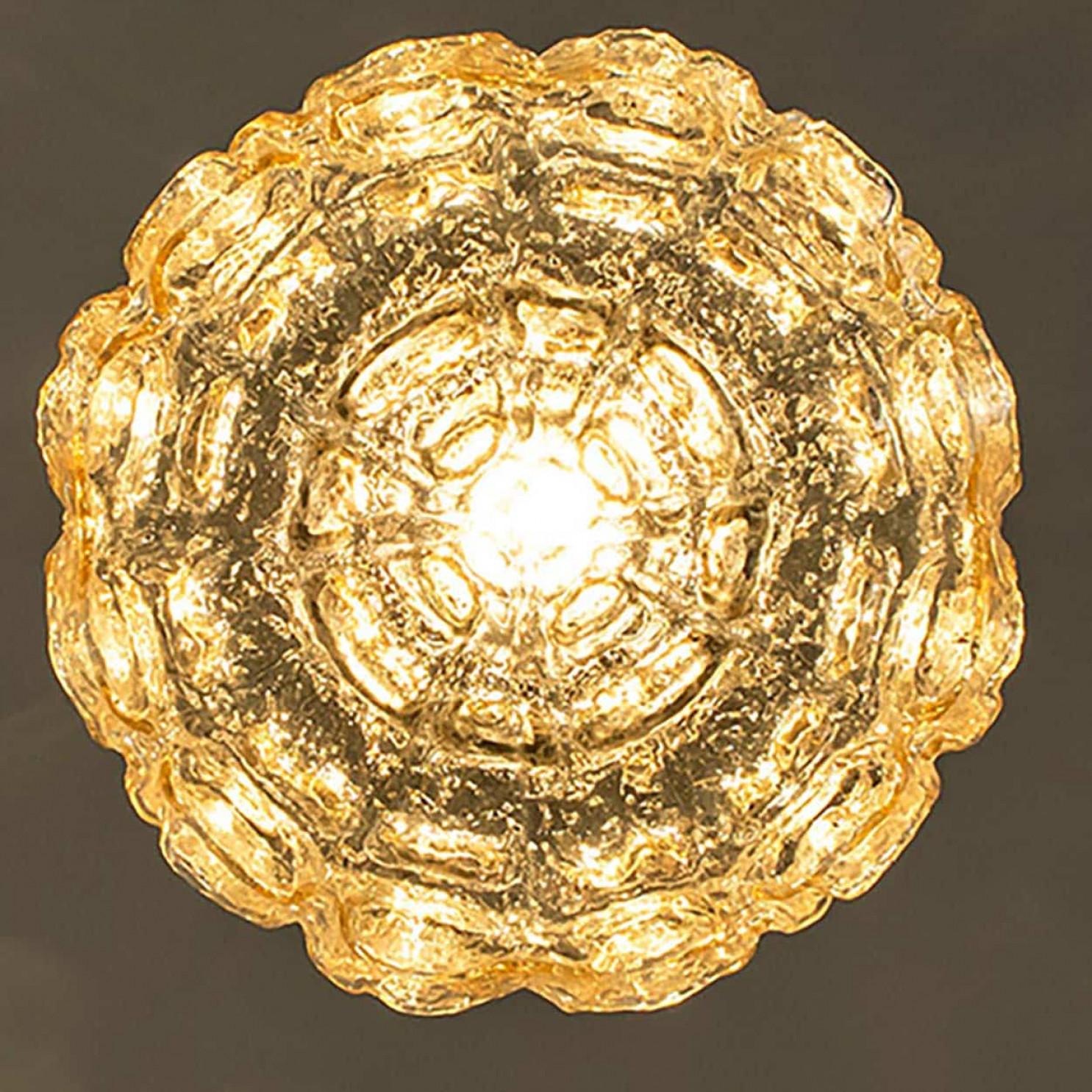 Laiton Paire de pendentifs en verre ambré et or dans le style d'Helena Tynell, 1960 en vente