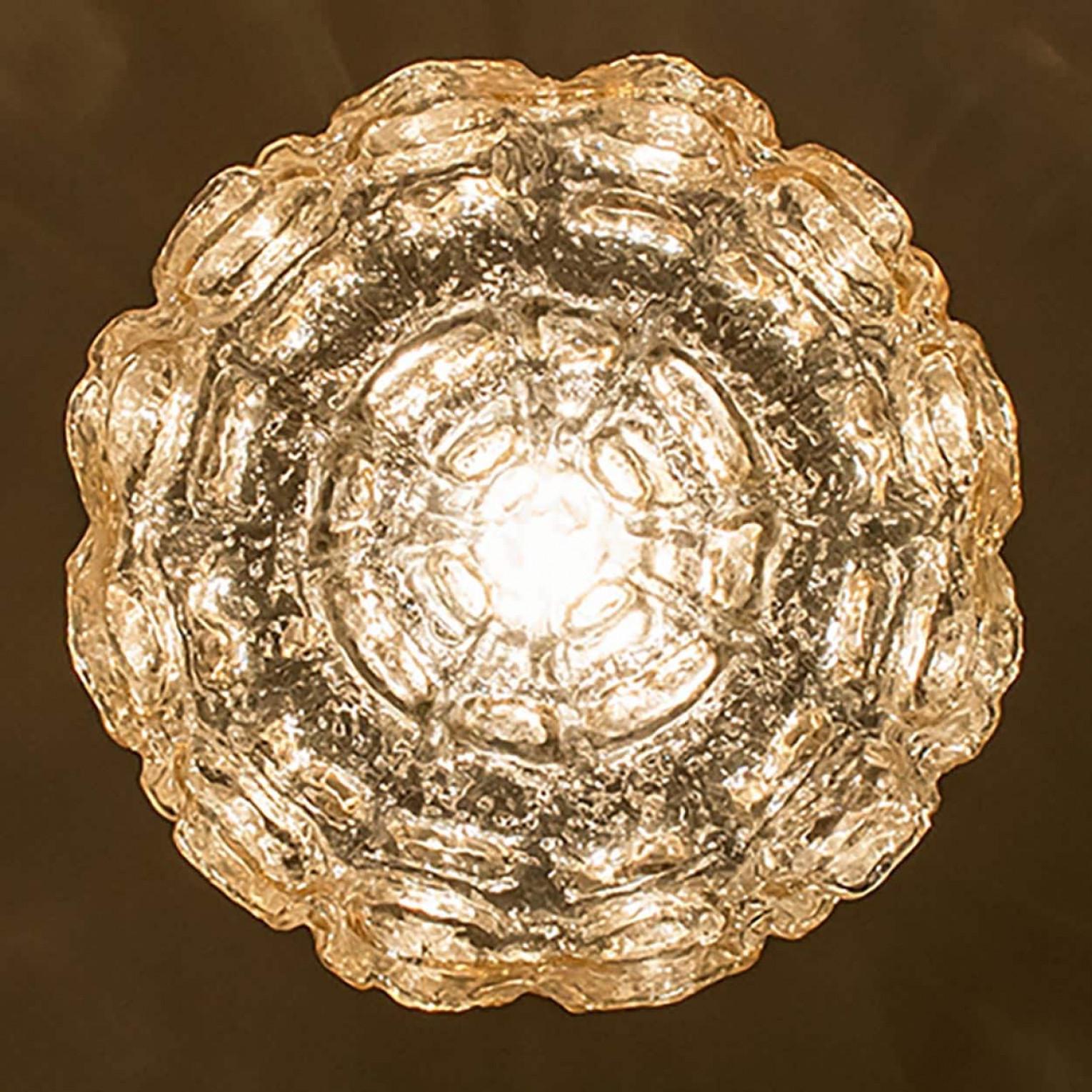 Paire de pendentifs en verre ambré et or dans le style d'Helena Tynell, 1960 en vente 1