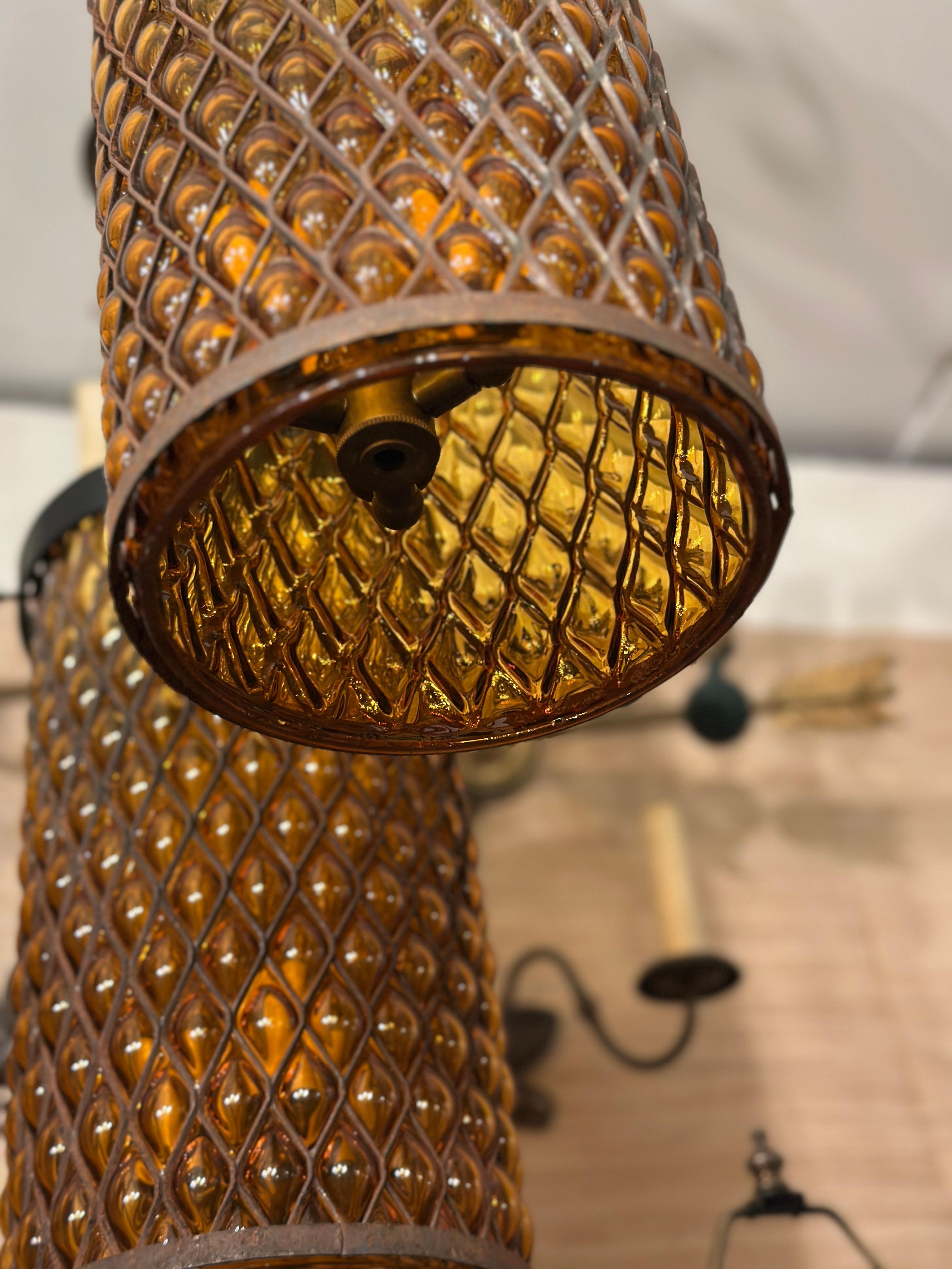 Paire de lanternes en verre ambré,  Vendu individuellement en vente 1