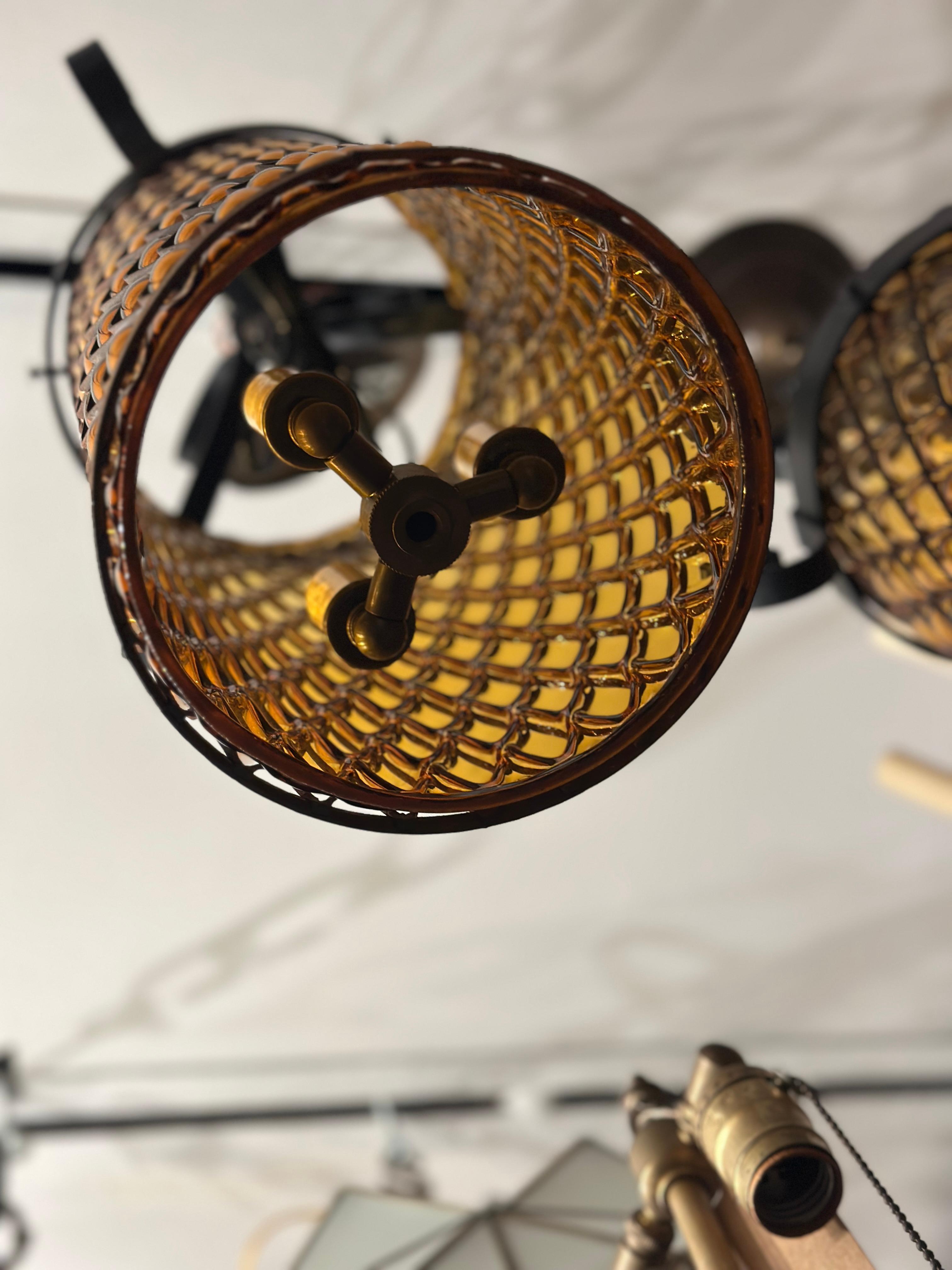 Paire de lanternes en verre ambré,  Vendu individuellement en vente 2