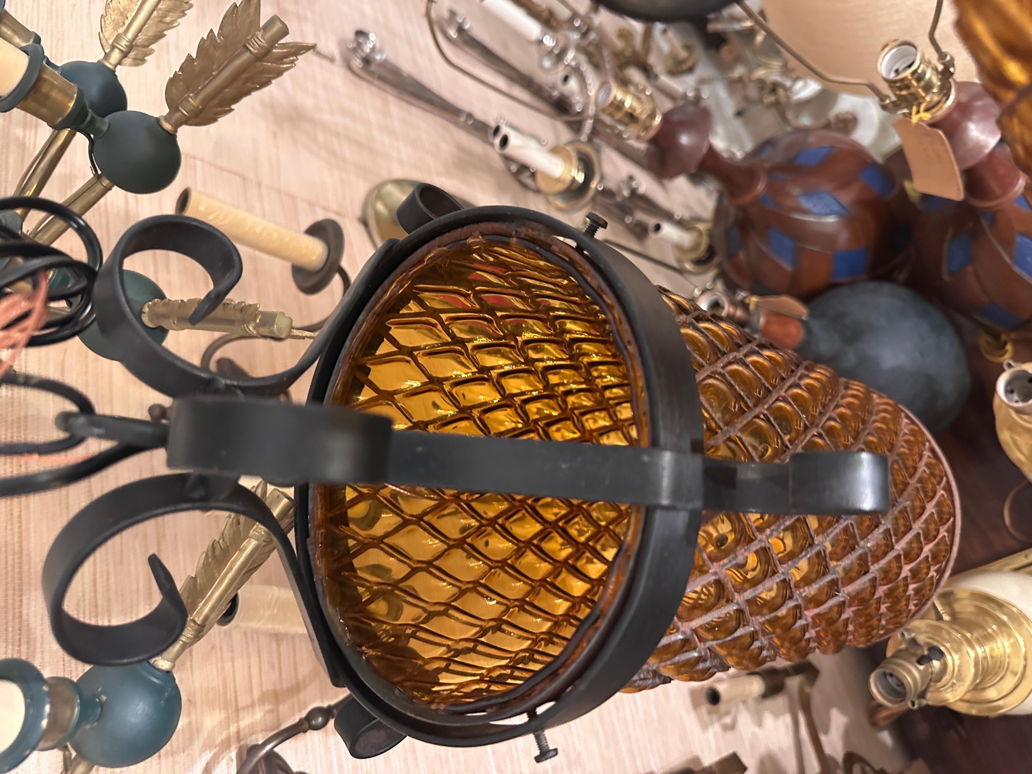 Paire de lanternes en verre ambré,  Vendu individuellement en vente 3