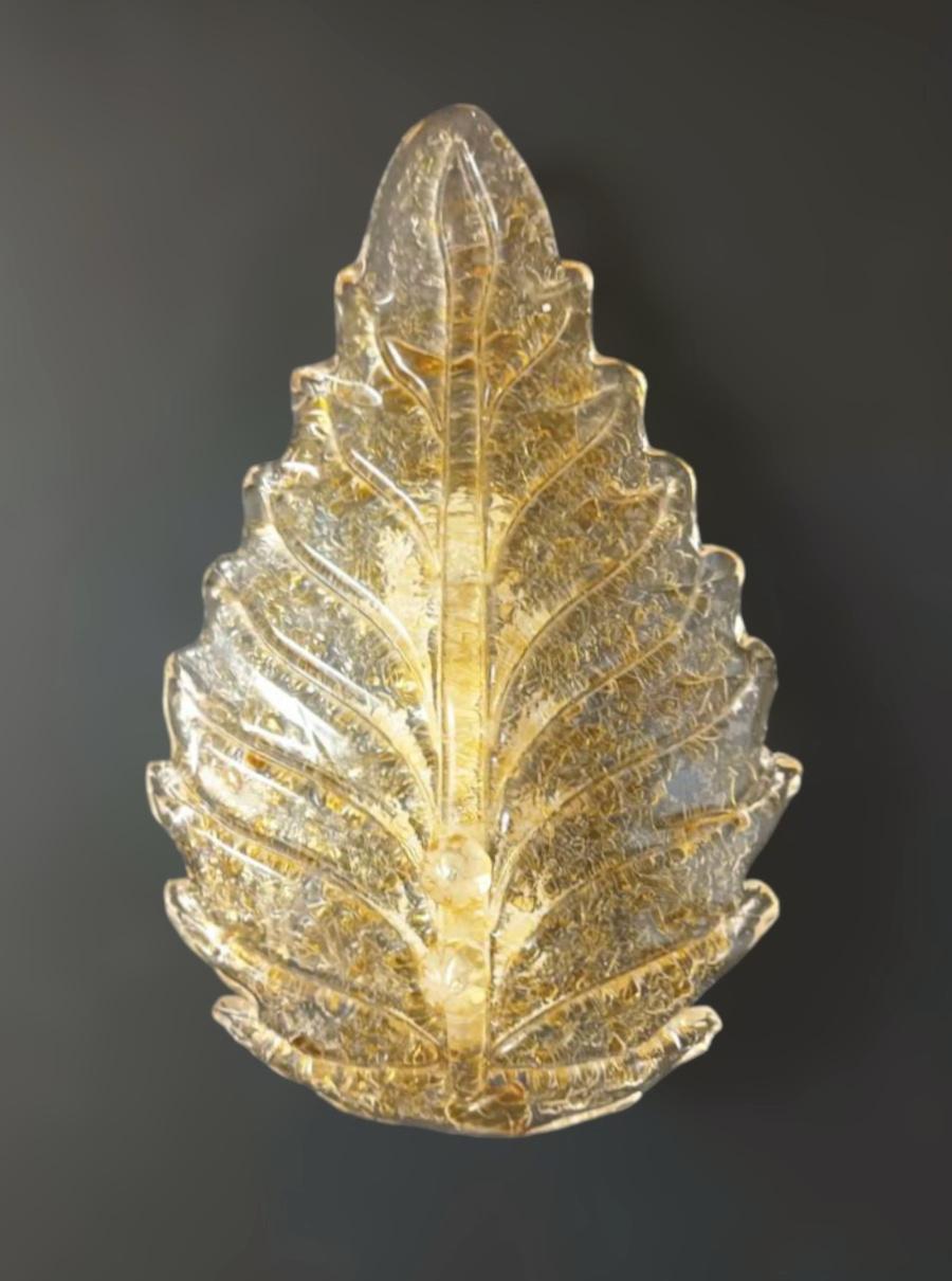 Italian wall light with a clear Murano glass leaf hand blown with amber Graniglia to produce granular textured effect, mounted on metal frame / Made in Italy in the style of Barovier e Toso
Measures: Height 14 inches, width 8.5 inches, depth 4