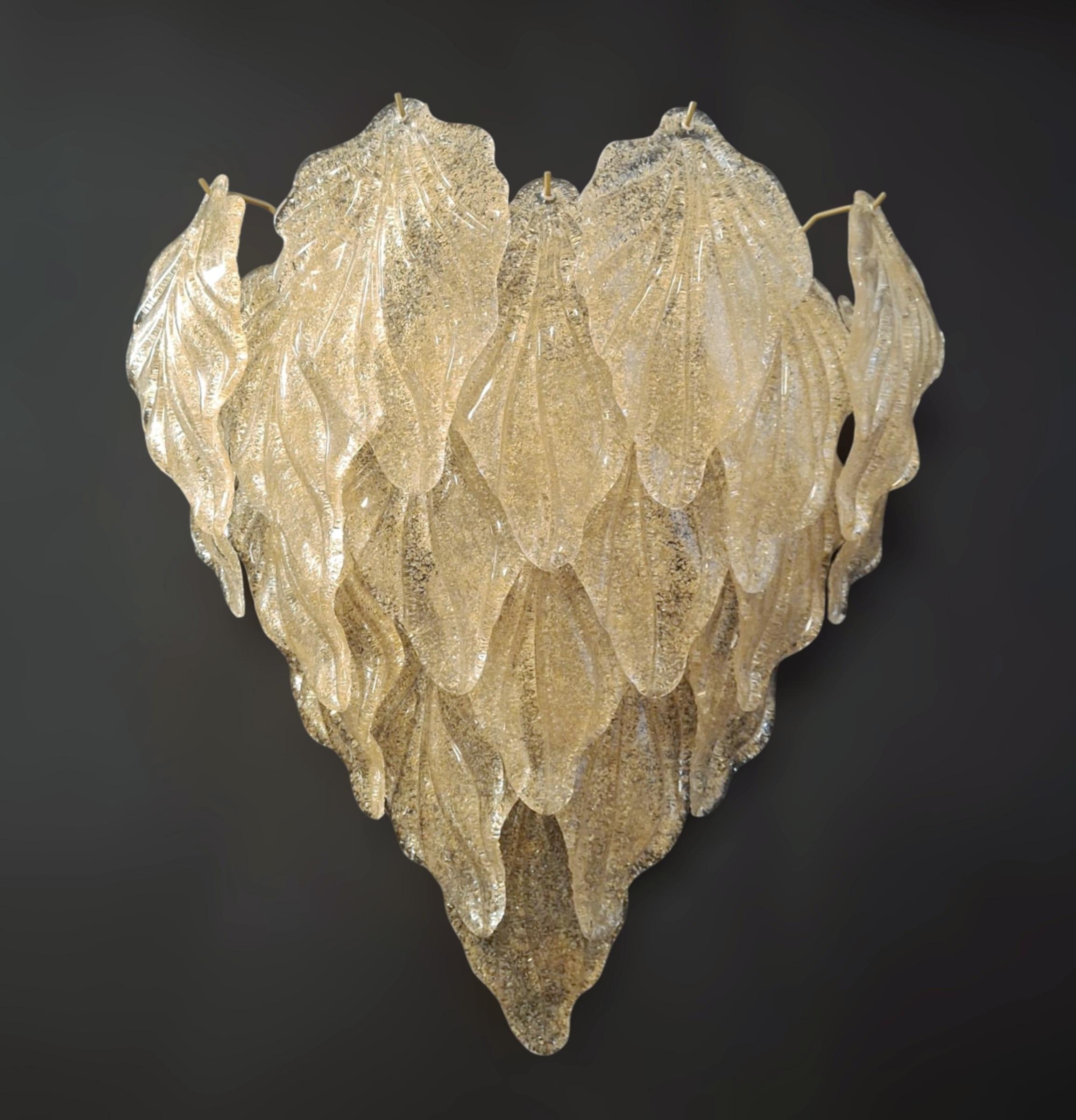 Appliques murales italiennes avec des feuilles de verre de Murano texturées soufflées à la main avec de la Graniglia ambrée pour produire un effet texturé granuleux, montées sur un cadre en métal doré / Fabriquées en Italie dans le style de