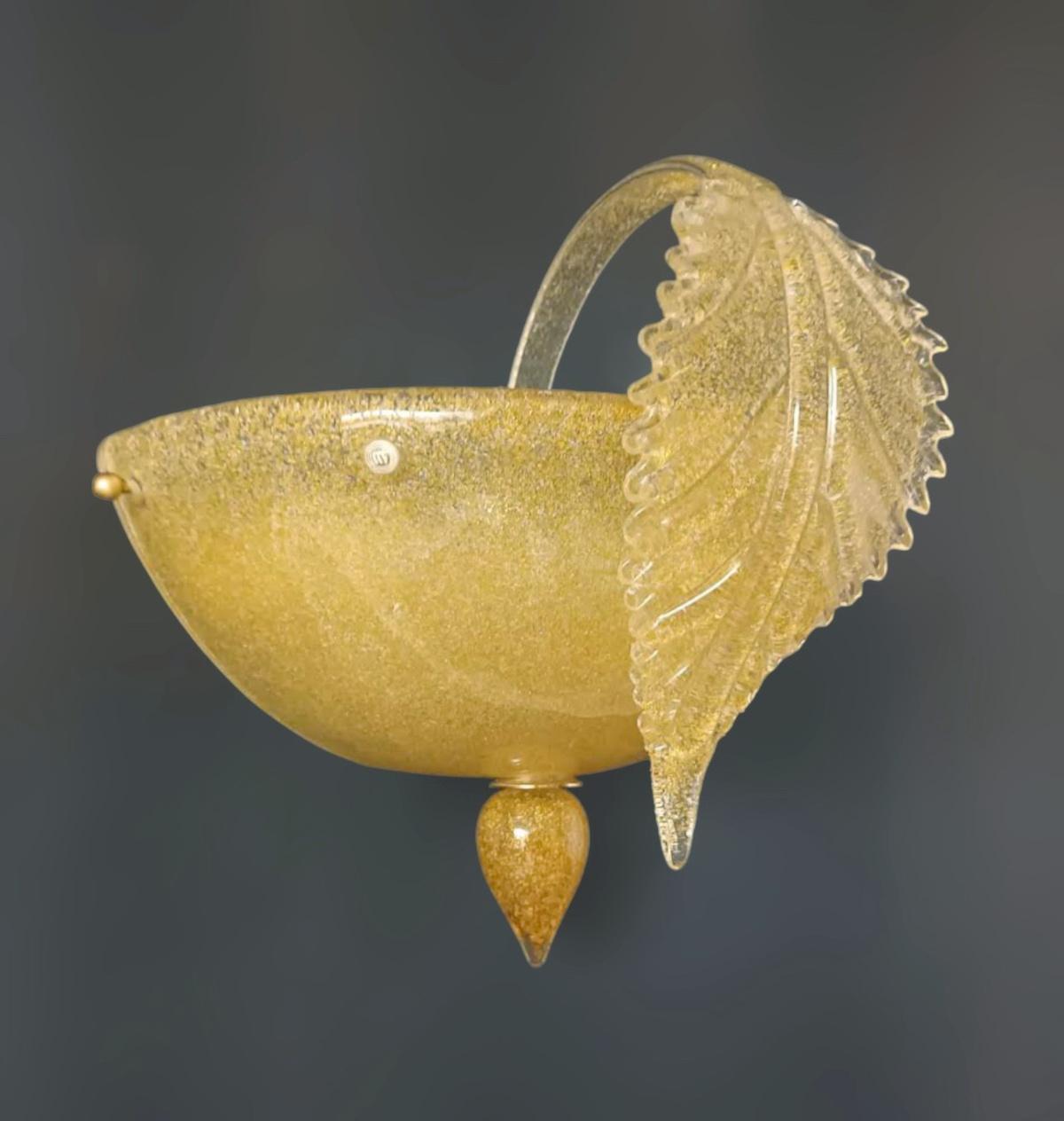 Apliques vintage italianos de Murano soplados a mano con la técnica de graniglia de ámbar para producir un efecto de textura granular / Made in Italy by La Murrina, circa 1960s
Marca original en el cristal y pegatina en el marco
Medidas: anchura