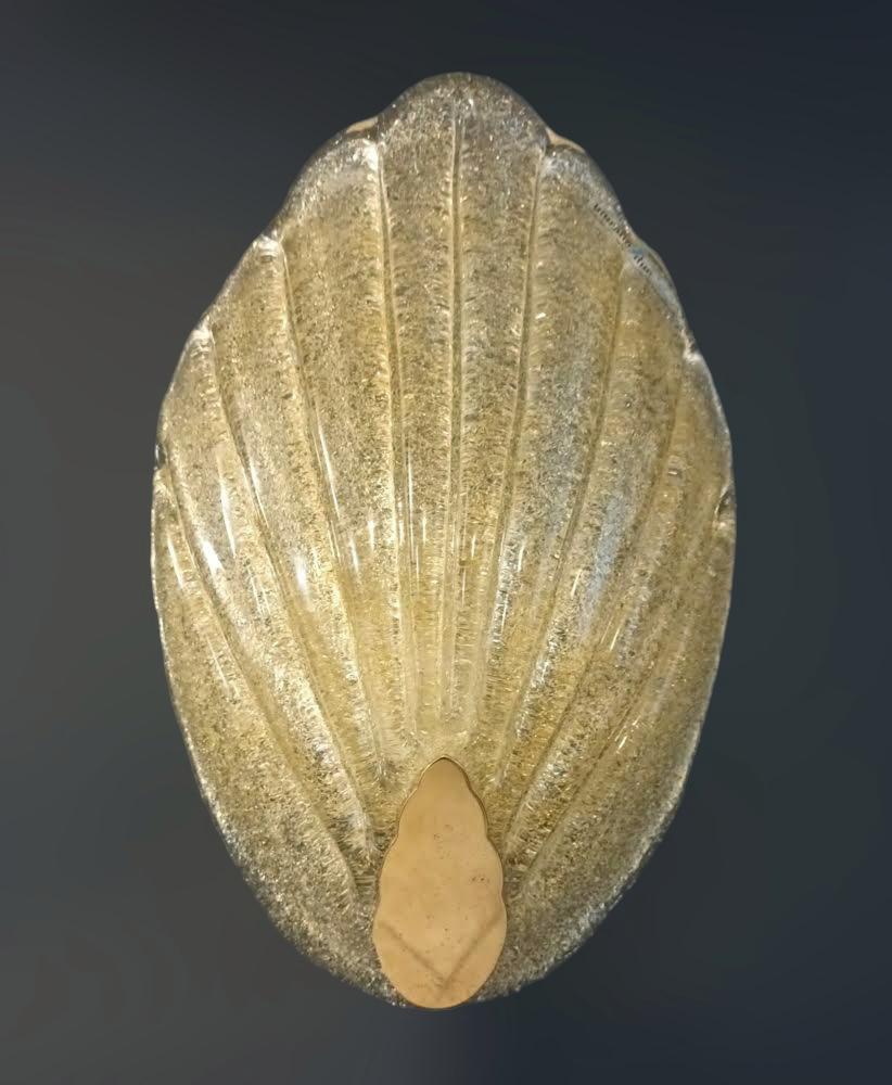 Aplique italiano con pantalla de cristal de Murano transparente en forma de concha, soplado a mano con Graniglia ámbar para producir un efecto de textura granulada / Made in Italy by Murano Due, circa 1960s
Pegatina original en el cristal
Medidas: