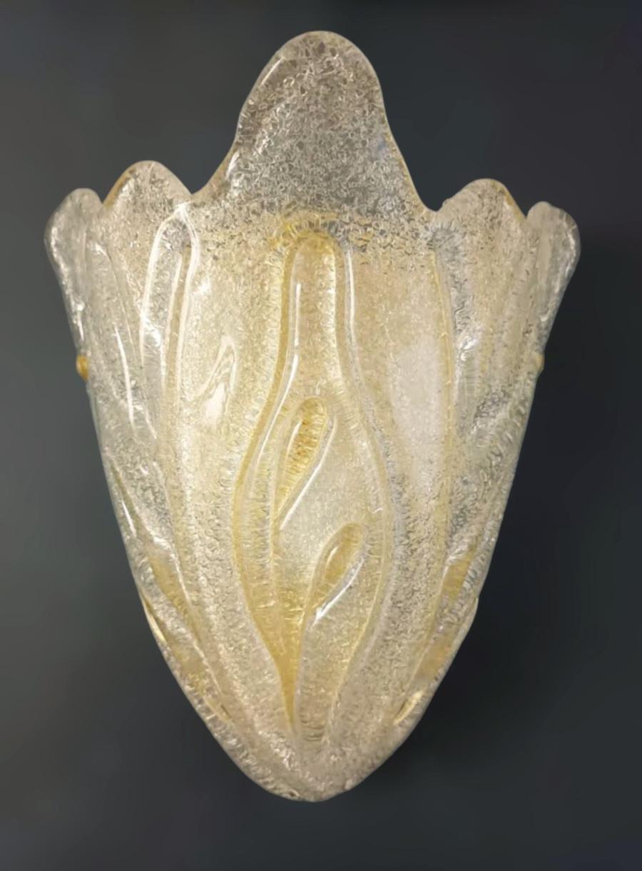 Italian wall light with a clear Murano glass shield hand blown with amber Graniglia to produce granular textured effect, mounted on white metal frame / Made in Italy in the style of Barovier e Toso
Measures: Height 11.5 inches, width 10 inches,