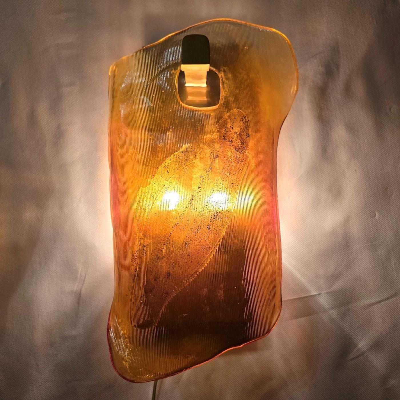 Pareja de apliques modernos de mediados de siglo de cristal de Murano color ámbar Italiano en venta