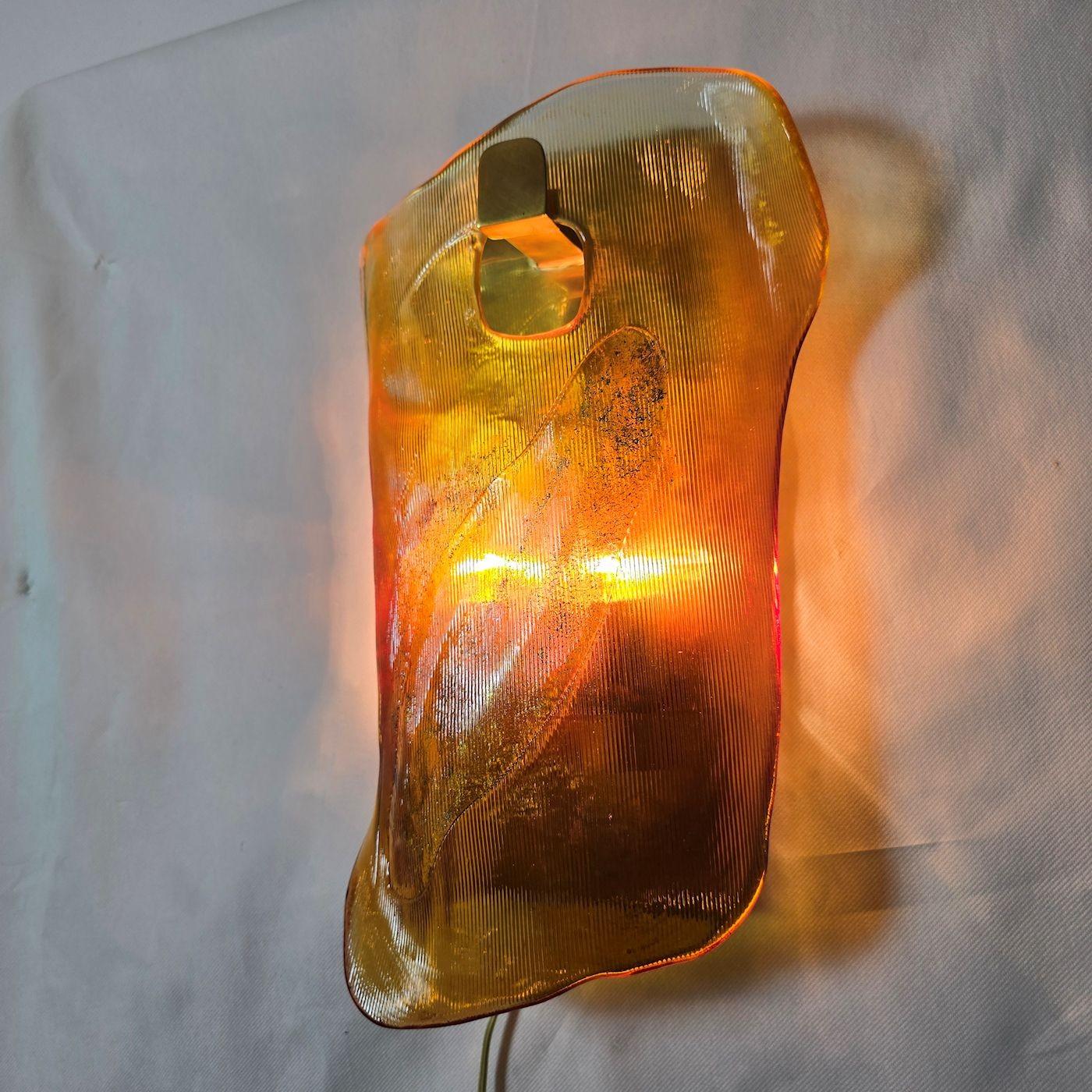 Pareja de apliques modernos de mediados de siglo de cristal de Murano color ámbar en Excelente estado para la venta en Dallas, TX