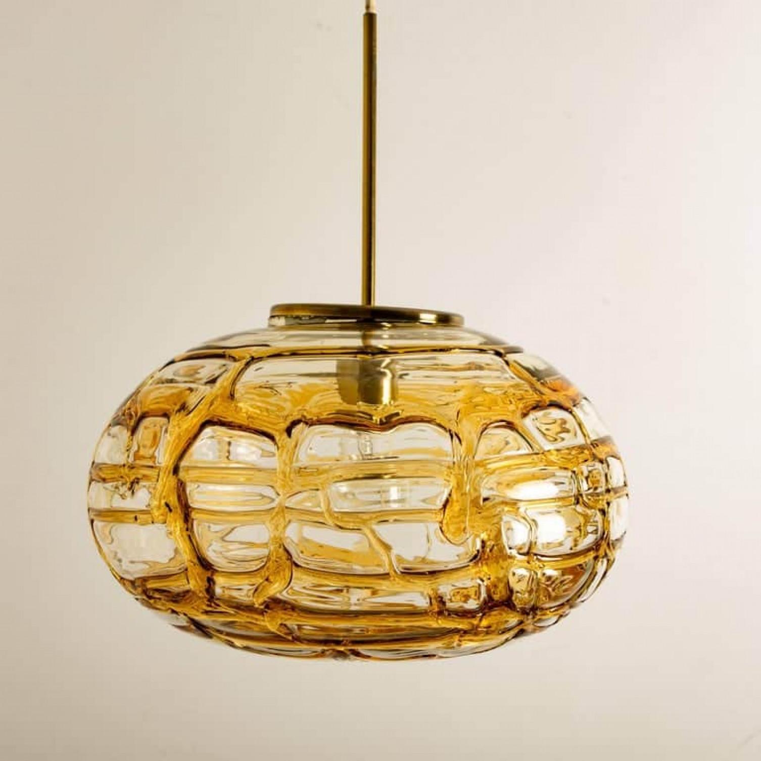 Paar Pendelleuchten aus bernsteinfarbenem Murano-Glas, 1960er Jahre im Angebot 3
