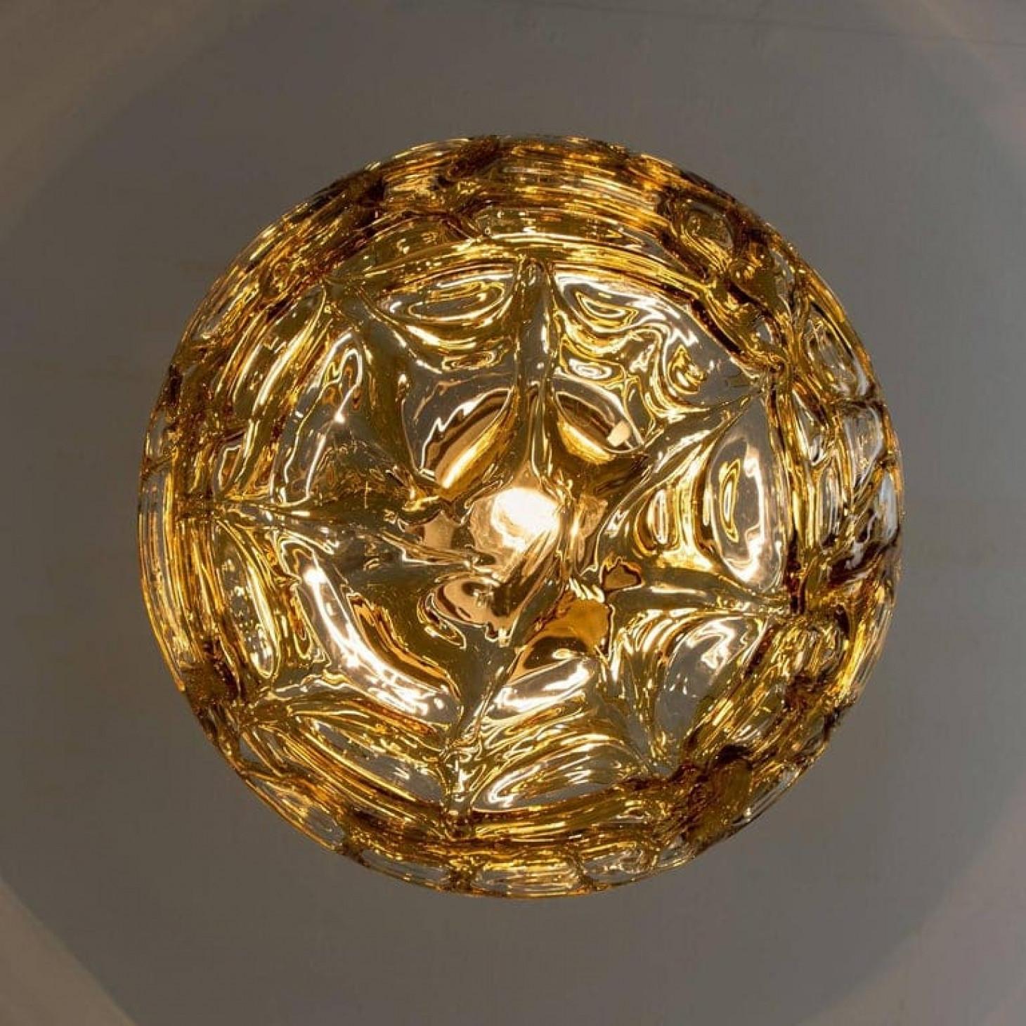 Paar Pendelleuchten aus bernsteinfarbenem Murano-Glas, 1960er Jahre (Messing) im Angebot