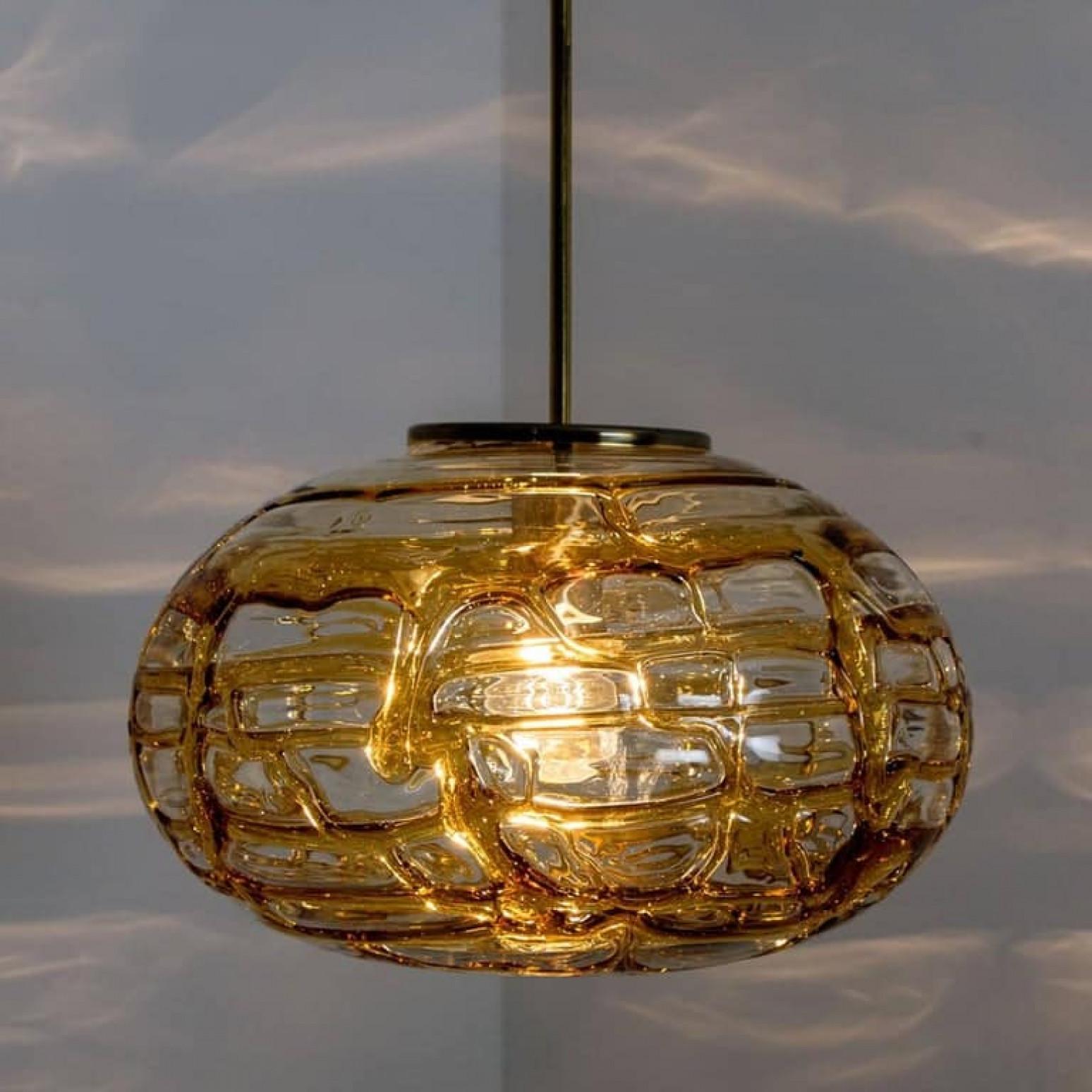 Coppia di lampade a sospensione in vetro di Murano color ambra, anni '60 in vendita 1