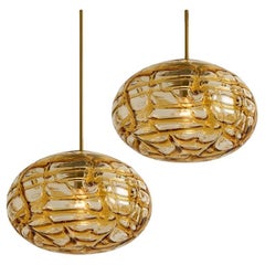 Paire de lampes suspendues en verre de Murano ambré, années 1960