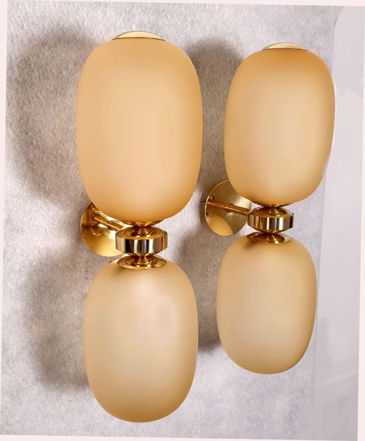 Coppia di appliques in vetro di Murano e ottone, stile Barovier & Toso, Italia, anni Ottanta.
Sono disponibili due coppie di applique. Il prezzo e la vendita sono in coppia.
Seleziona 2 nel menu se stai considerando 2 coppie o un set di quattro