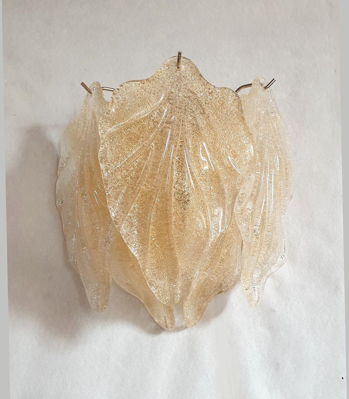 Coppia di applique in vetro di Murano della metà del secolo scorso, stile Barovier&Toso, Italia anni '70.
Due coppie - set di quattro applique disponibili.
Le applique italiane sono realizzate con foglie di vetro di Murano color ambra e beige,