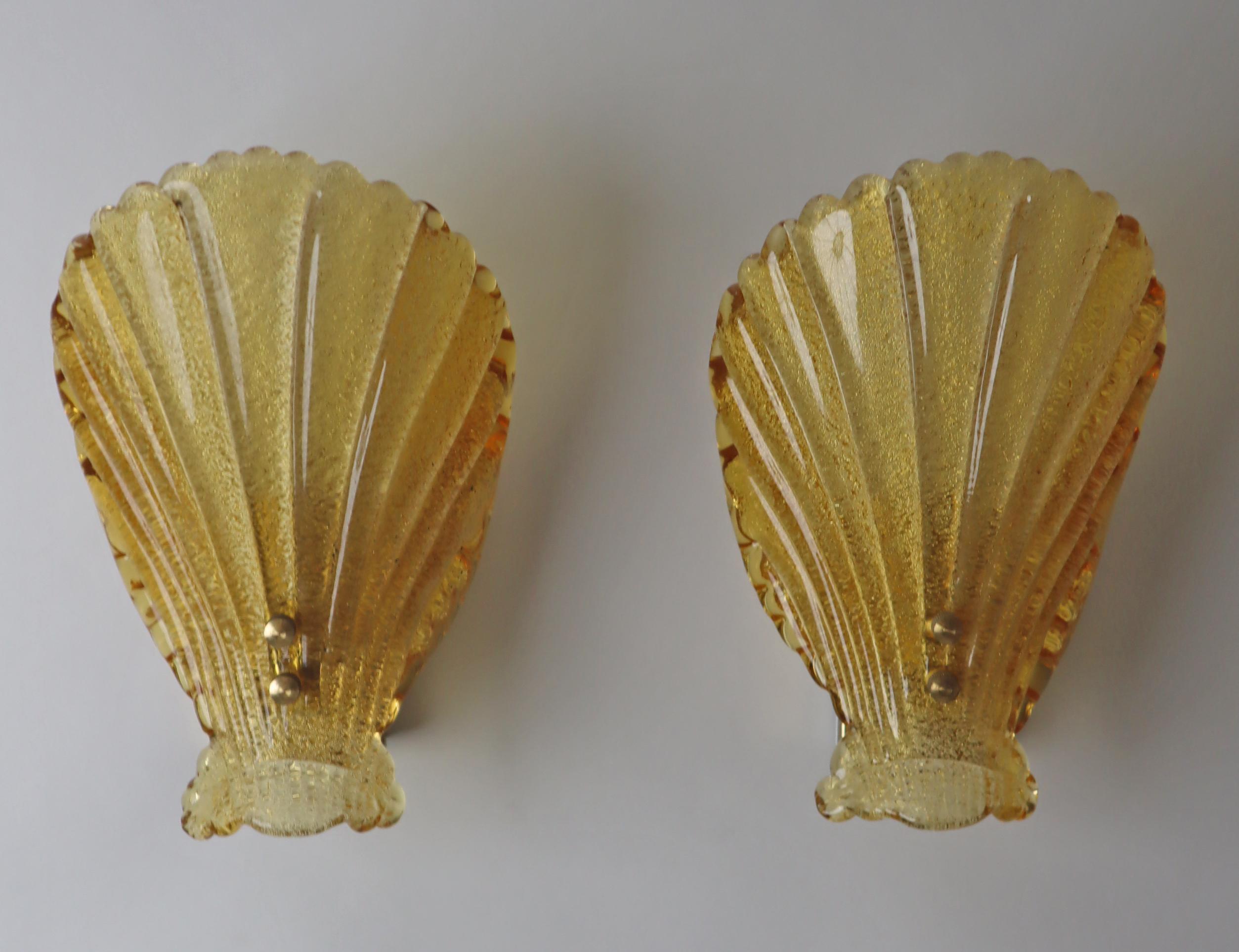 Let yourself be enchanted by these hand-formed amber-colored wall lights in the shape of a shell. These wall lights are elegant, timeless and yet classy, and they emit a pleasant, warm light. In the dark, these enchanting lights sparkle in golden