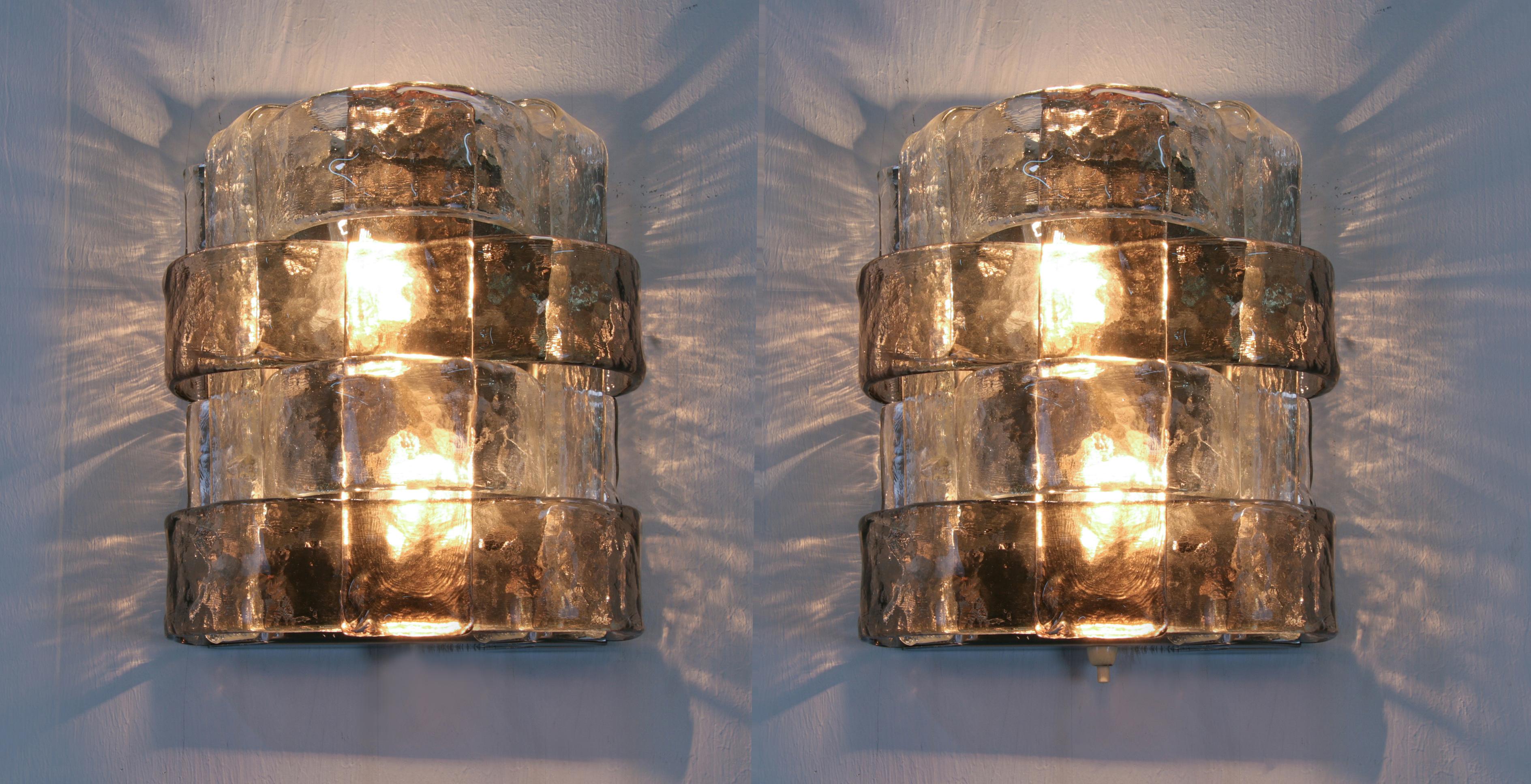 Metà XX secolo Coppia di lampade da parete in vetro e cromo di Murano color ambra di Carlo Nason per Mazzega Murano 1960 in vendita