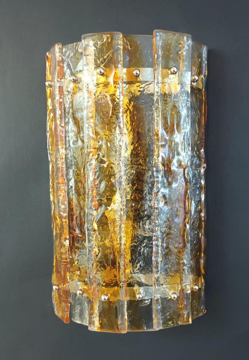 Italienische Vintage-Wandleuchten mit bernsteinfarbenen Murano-Glasplättchen auf messingfarbenen Metallrahmen / Made in Italy by Mazzega, ca. 1960er Jahre
Maße: Höhe 18 Zoll, Breite 11,5 Zoll, Tiefe 4,5 Zoll
2 Leuchten / Typ E26 oder E27 / je max.