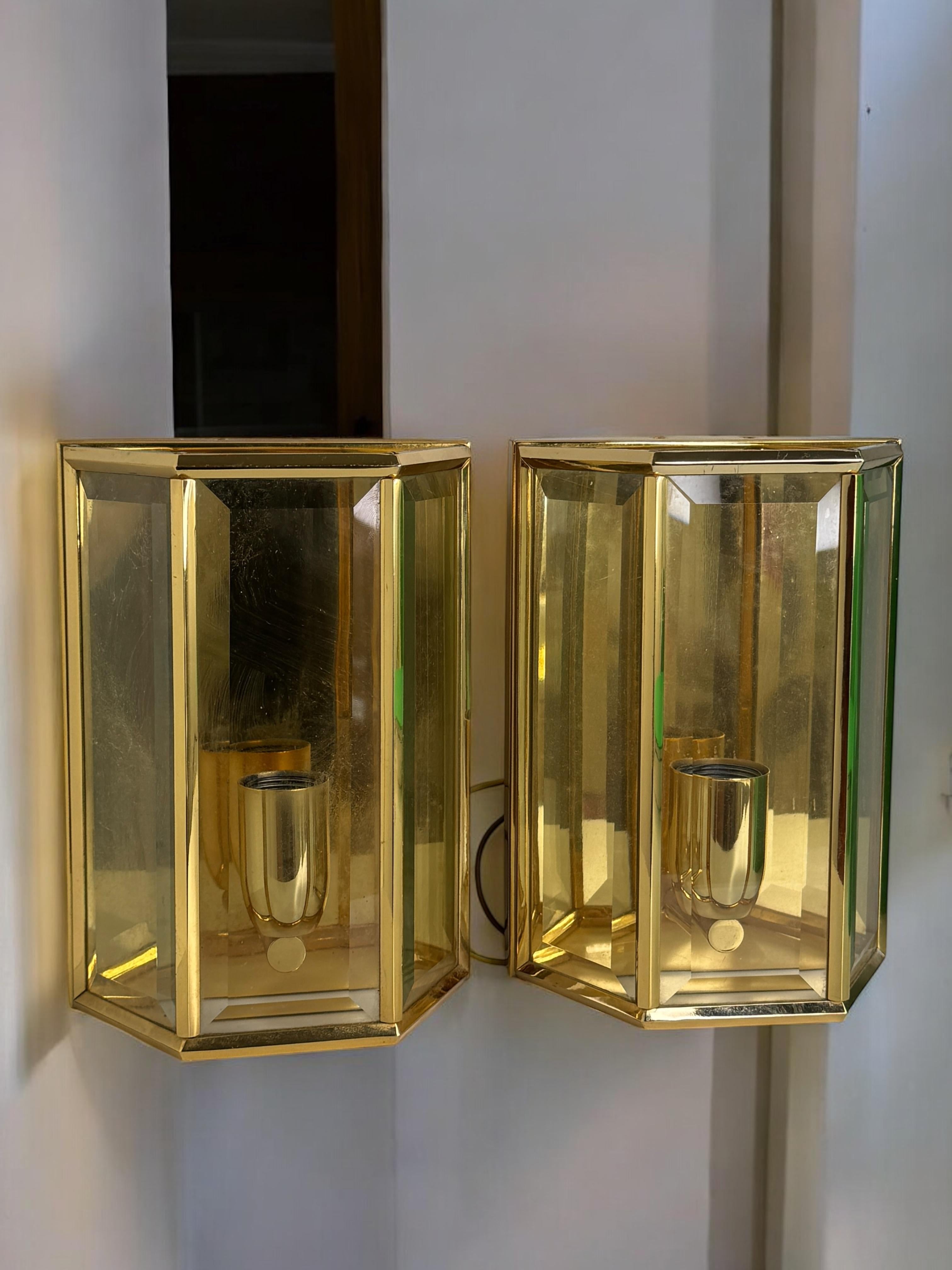 Pareja de candelabros cuadrados de cristal ámbar Marco de latón, Austria, años 60 en venta 3
