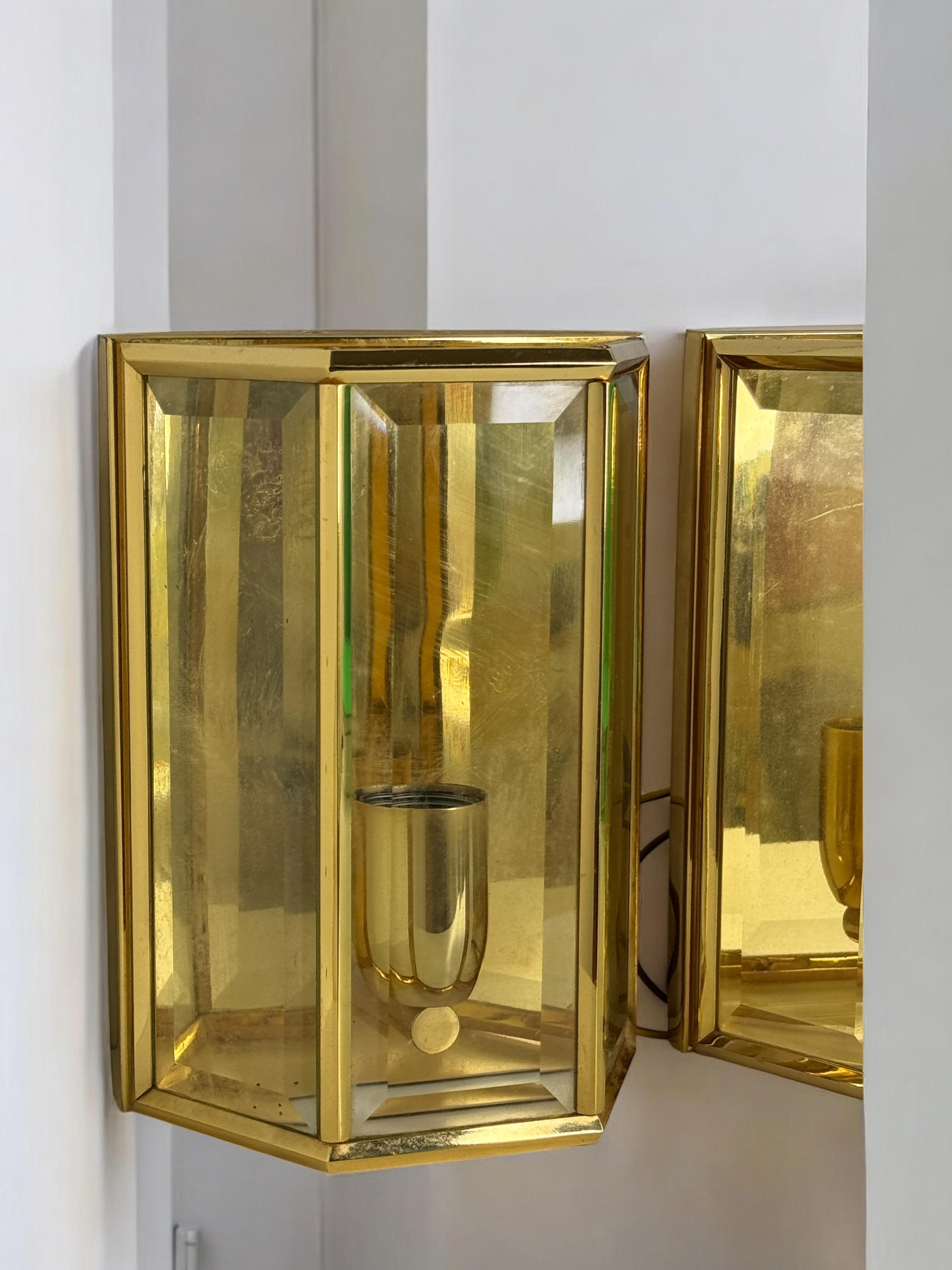 Pareja de candelabros cuadrados de cristal ámbar Marco de latón, Austria, años 60 en venta 5