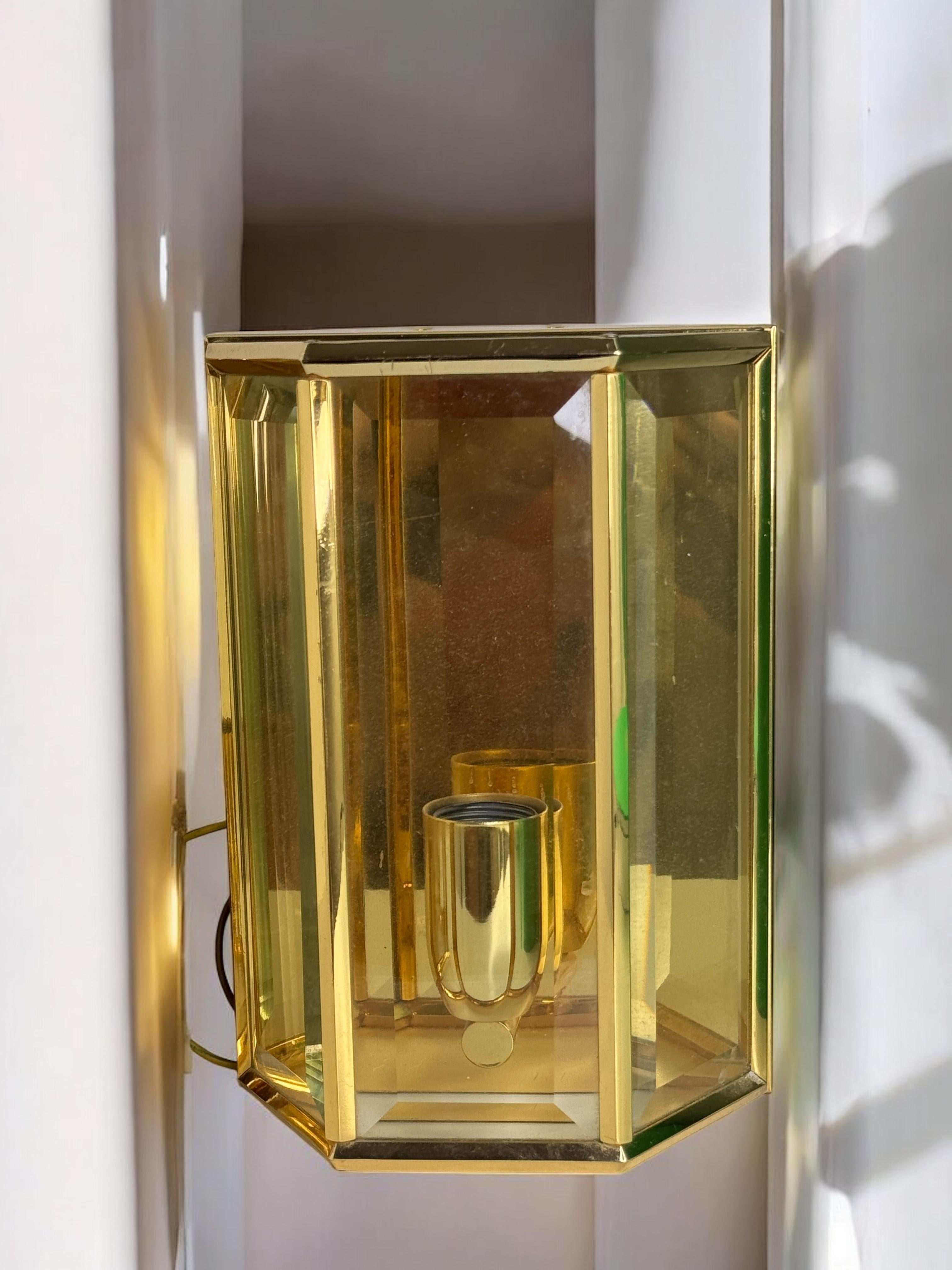 Pareja de candelabros cuadrados de cristal ámbar Marco de latón, Austria, años 60 en venta 7