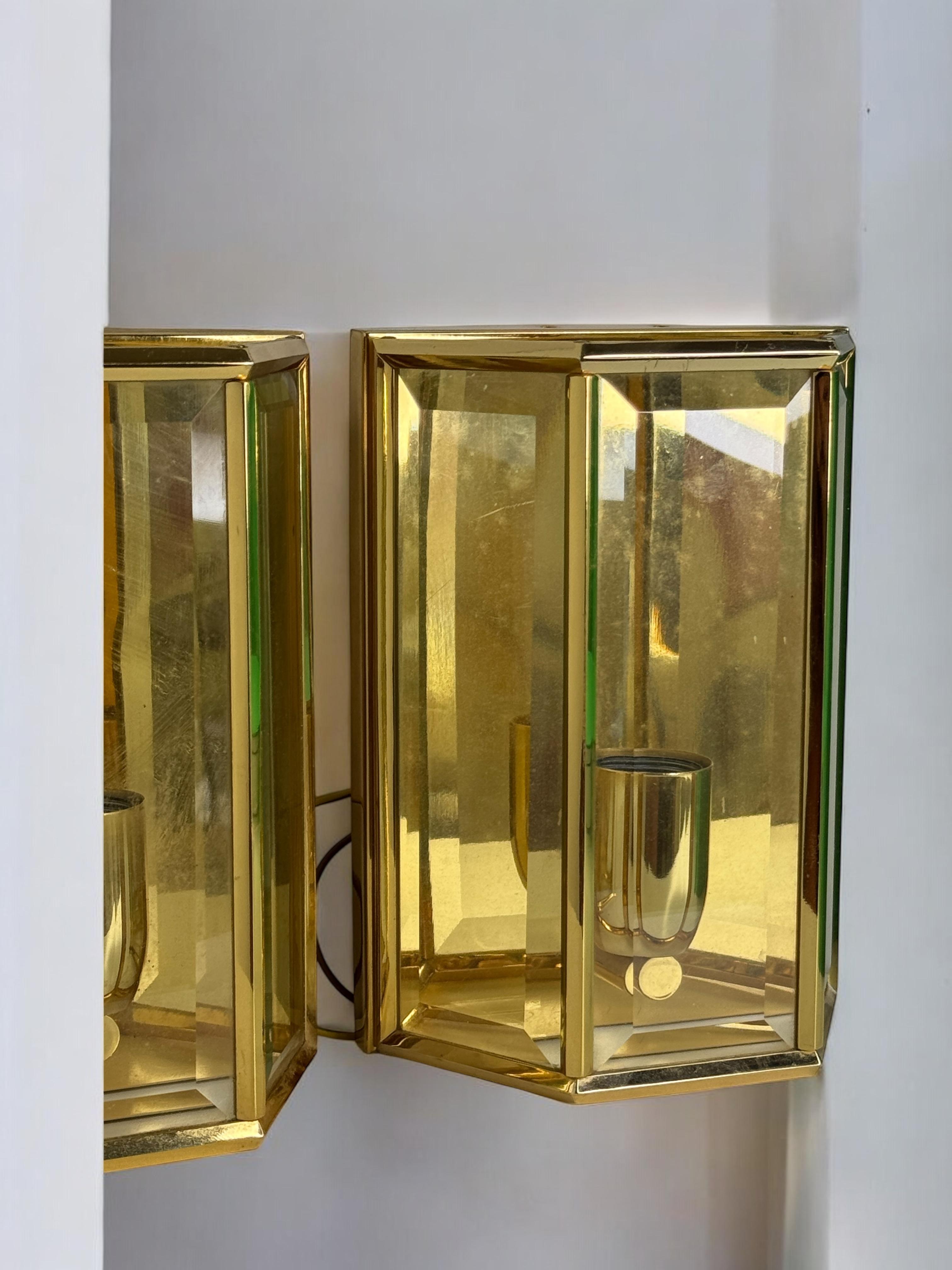 Pareja de candelabros cuadrados de cristal ámbar Marco de latón, Austria, años 60 en venta 8