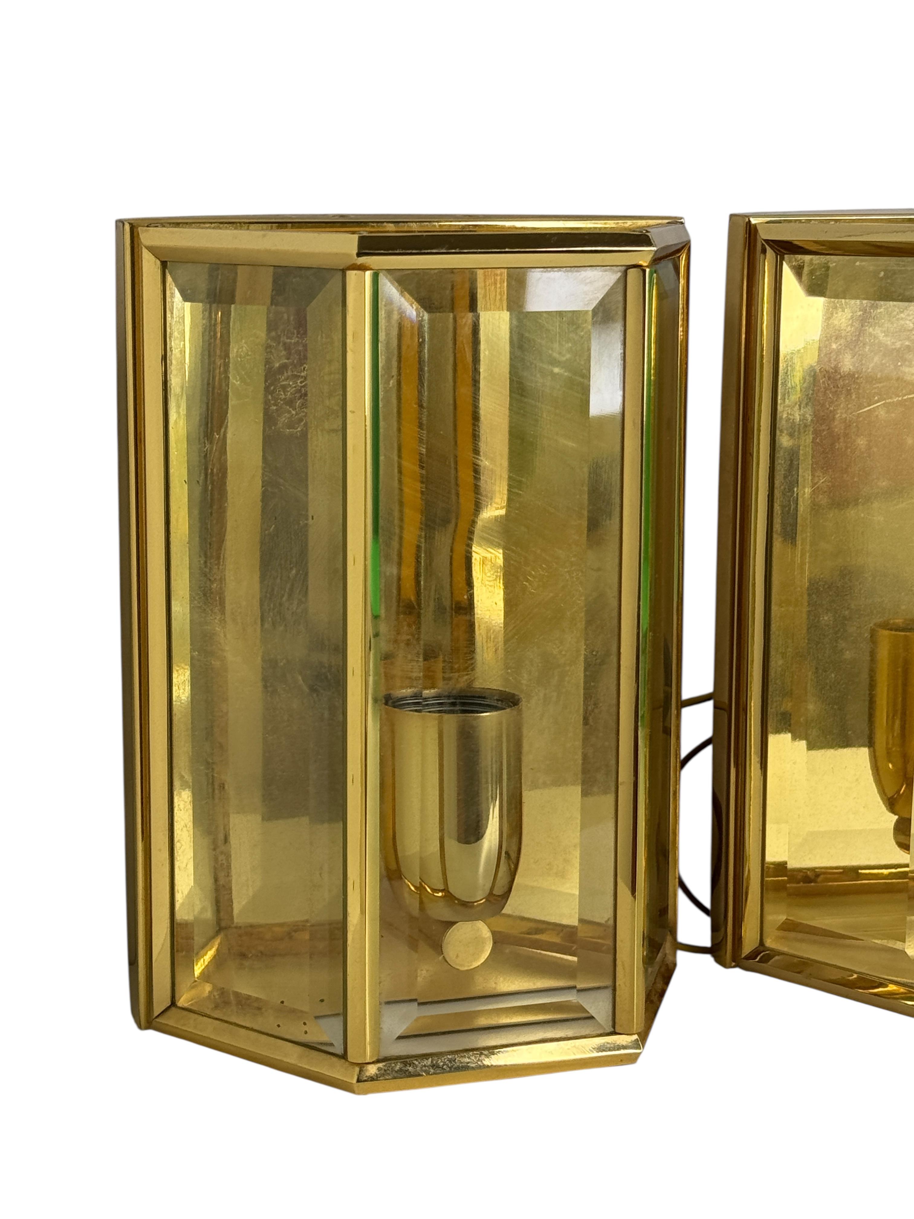 Pareja de candelabros cuadrados de cristal ámbar Marco de latón, Austria, años 60 Austríaco en venta