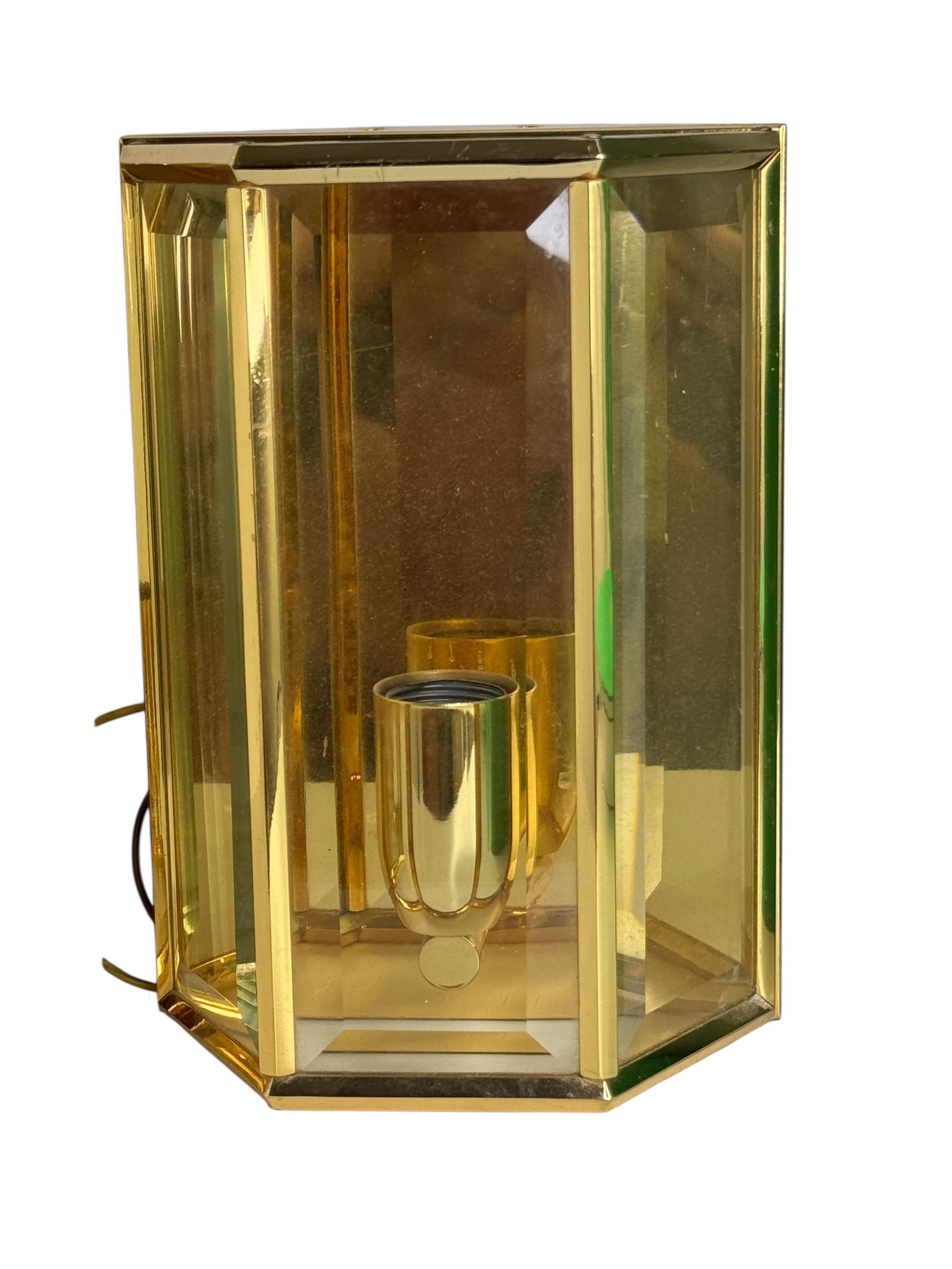 Pareja de candelabros cuadrados de cristal ámbar Marco de latón, Austria, años 60 mediados del siglo XX en venta