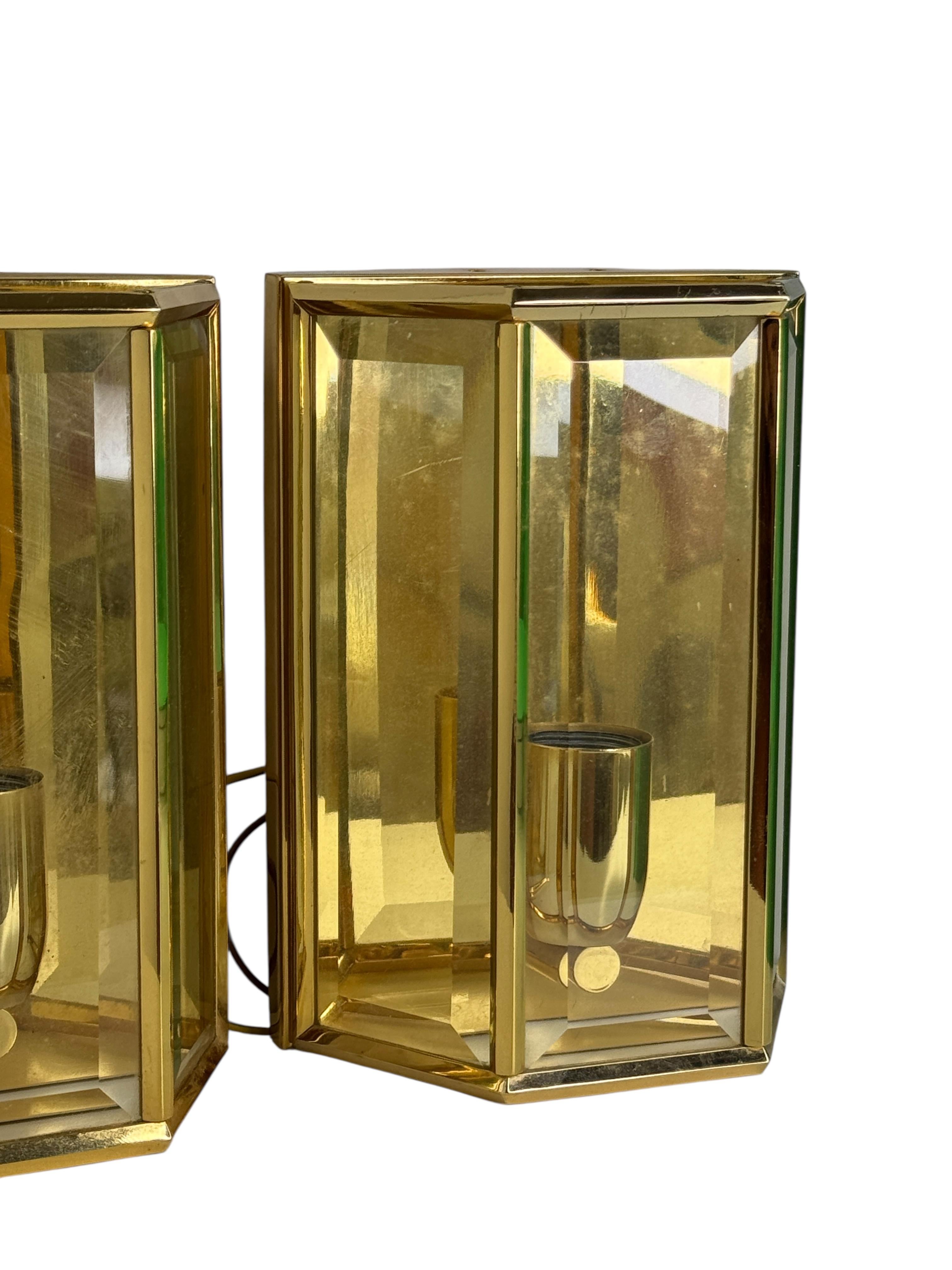 Pareja de candelabros cuadrados de cristal ámbar Marco de latón, Austria, años 60 Metal en venta