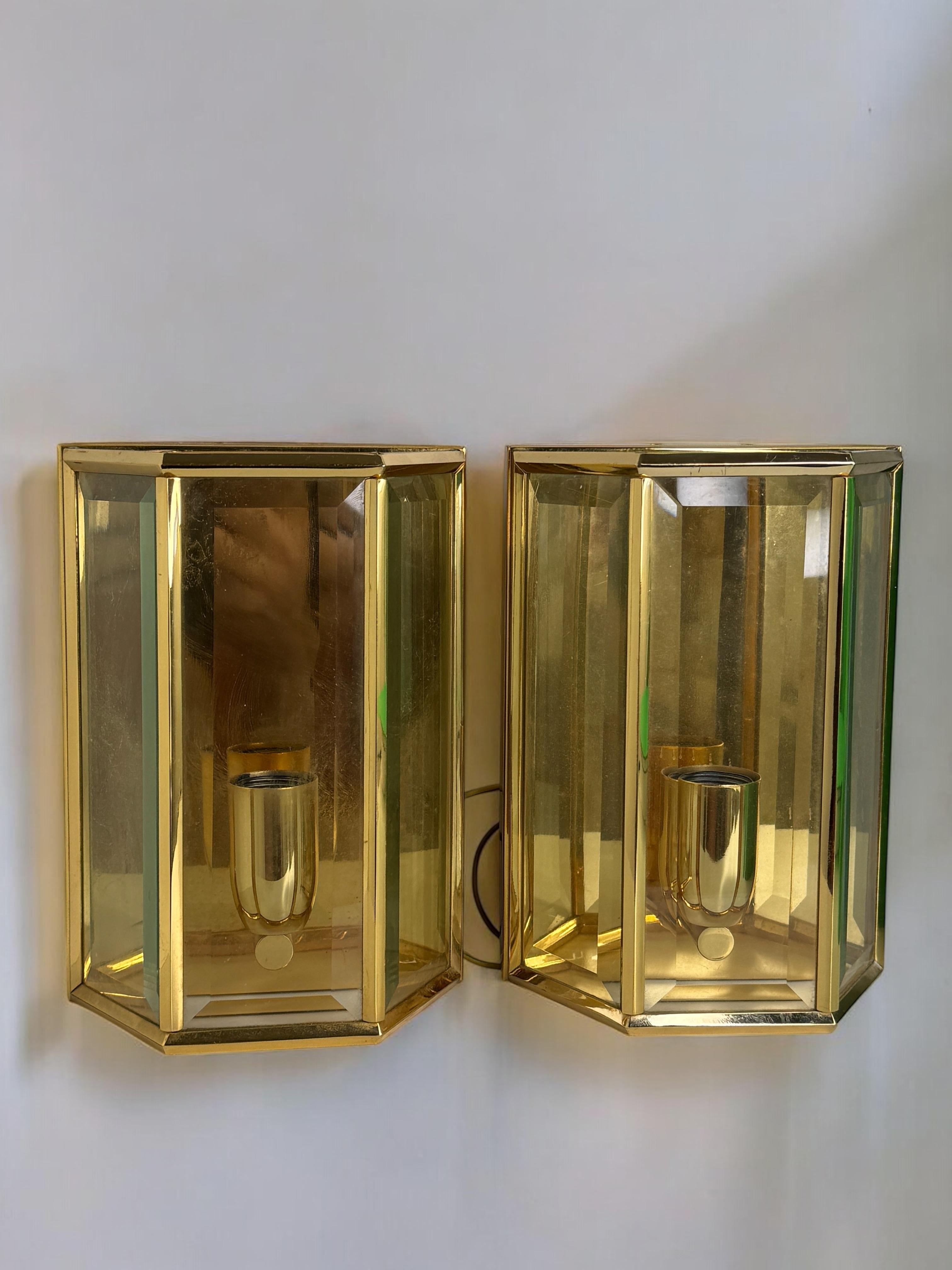 Pareja de candelabros cuadrados de cristal ámbar Marco de latón, Austria, años 60 en venta 2