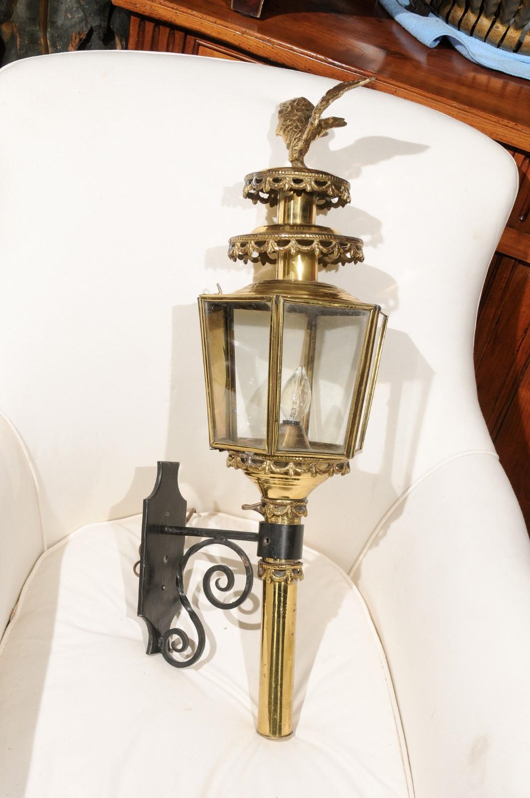 Pair of American 1900s Brass Lanterns with Eagles and Hexagonal Glass Body For Sale 7