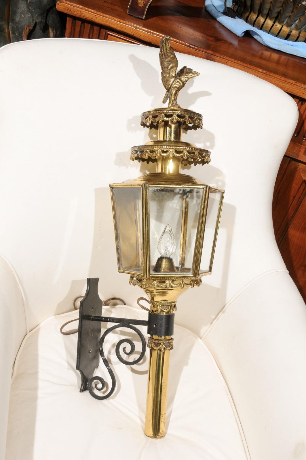 20th Century Pair of American 1900s Brass Lanterns with Eagles and Hexagonal Glass Body For Sale