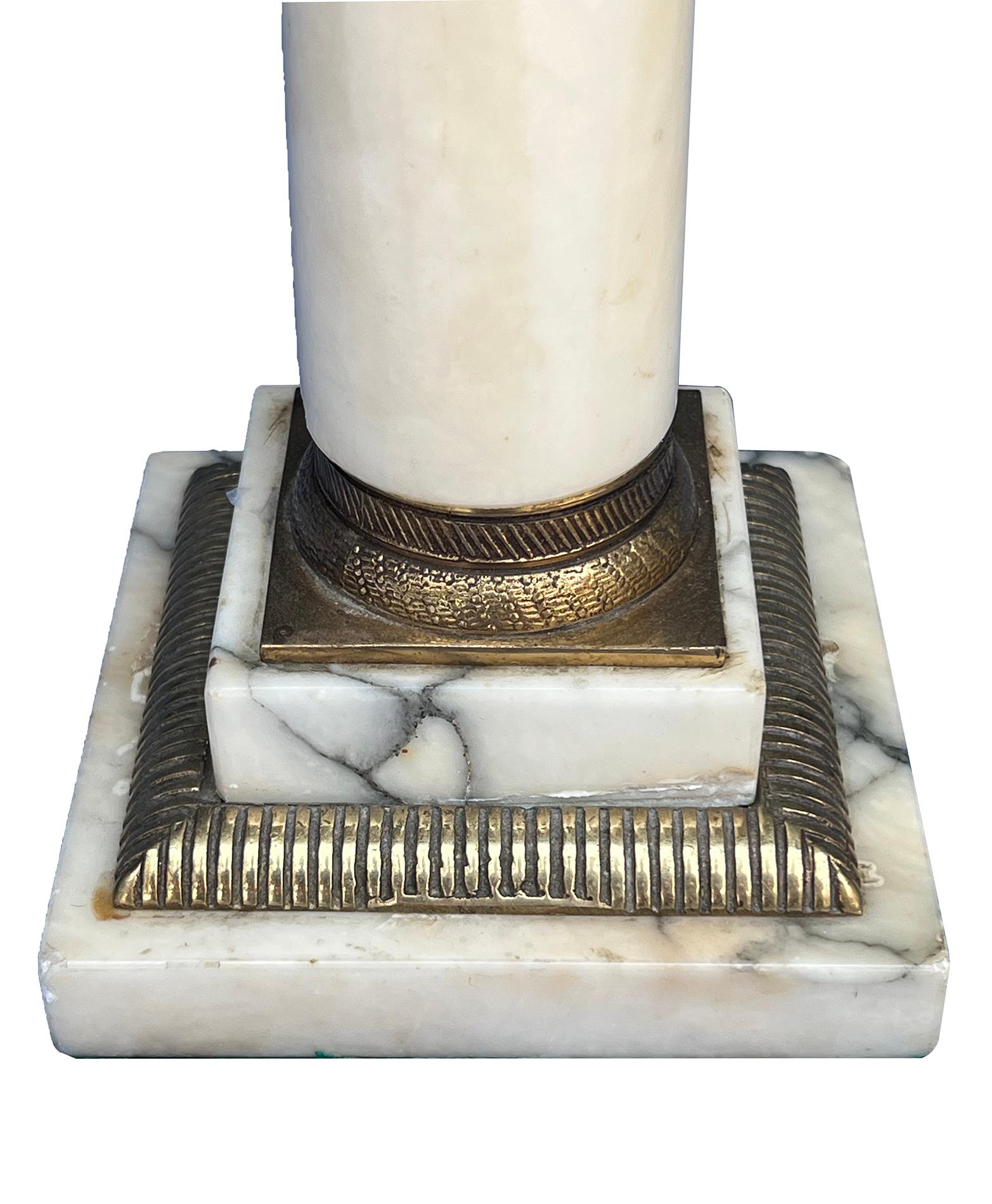 Sculpté Paire de lampes colonnes en marbre Carrera de style néoclassique américain des années 1950 en vente