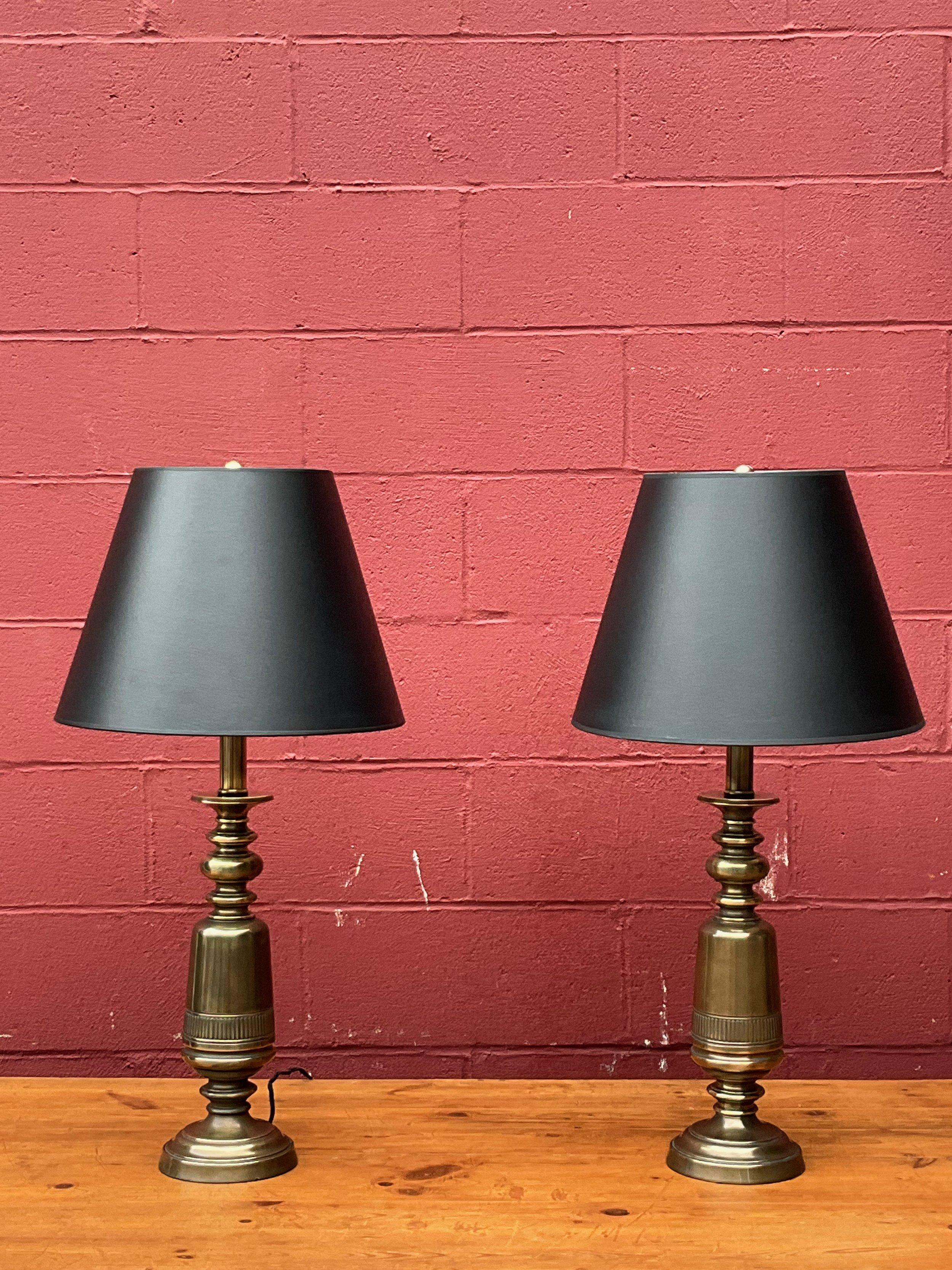 Paire de lampes en laiton sculpturales américaines des années 1950 en vente 4
