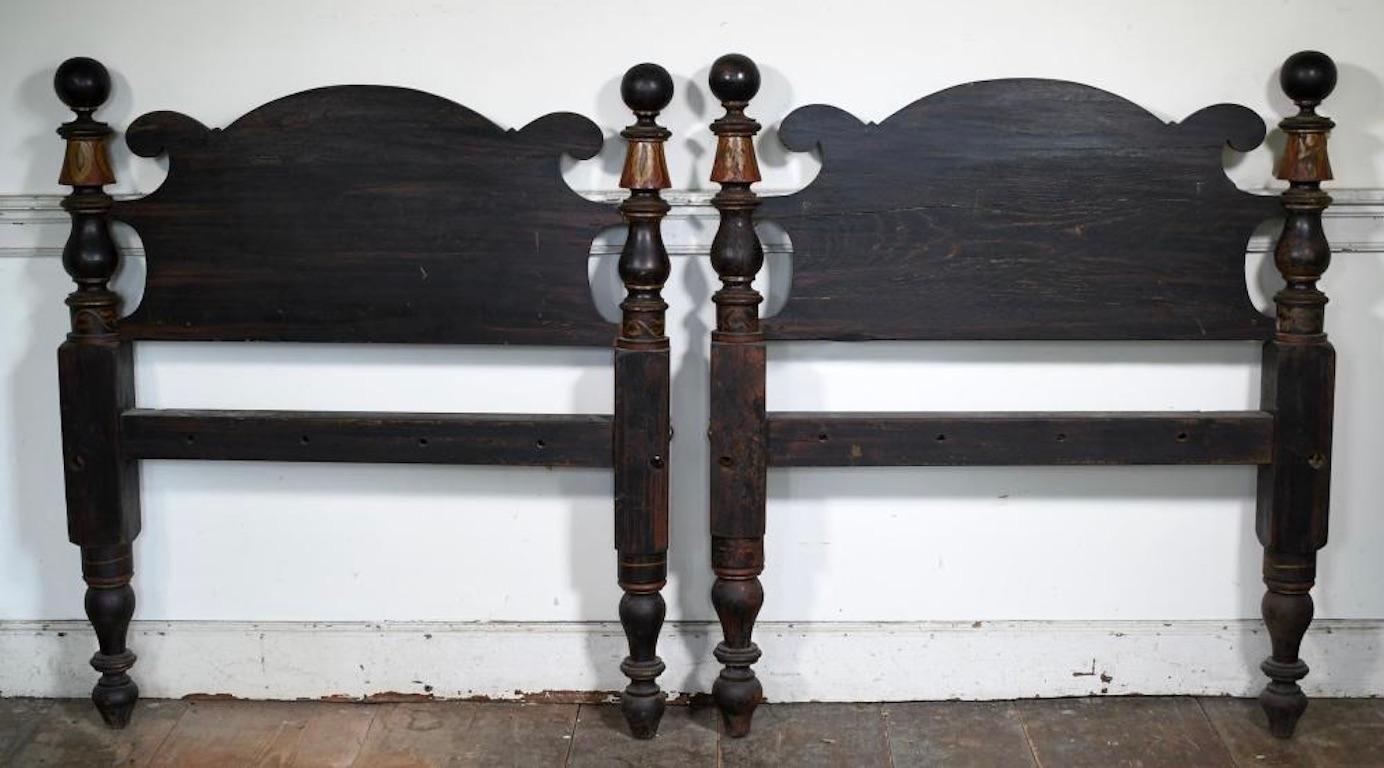 Federal Pair of American 19th Century Grain Painted Cannonball Twin Beds For Sale