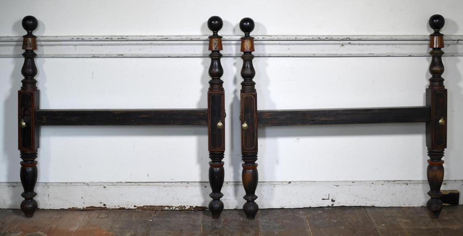 Maple Pair of American 19th Century Grain Painted Cannonball Twin Beds For Sale
