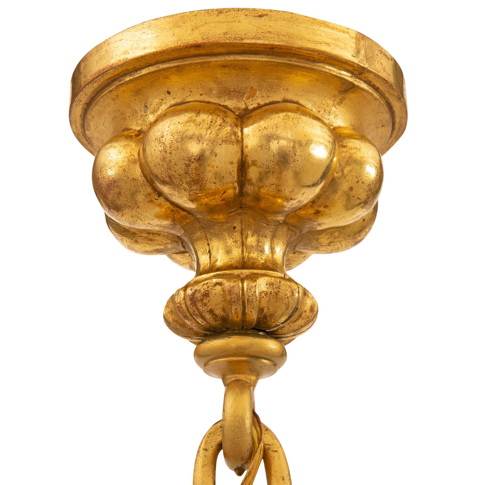 XIXe siècle Paire de lustres américains du 19ème siècle en bois doré de style Louis XV estampillés Caldwell en vente