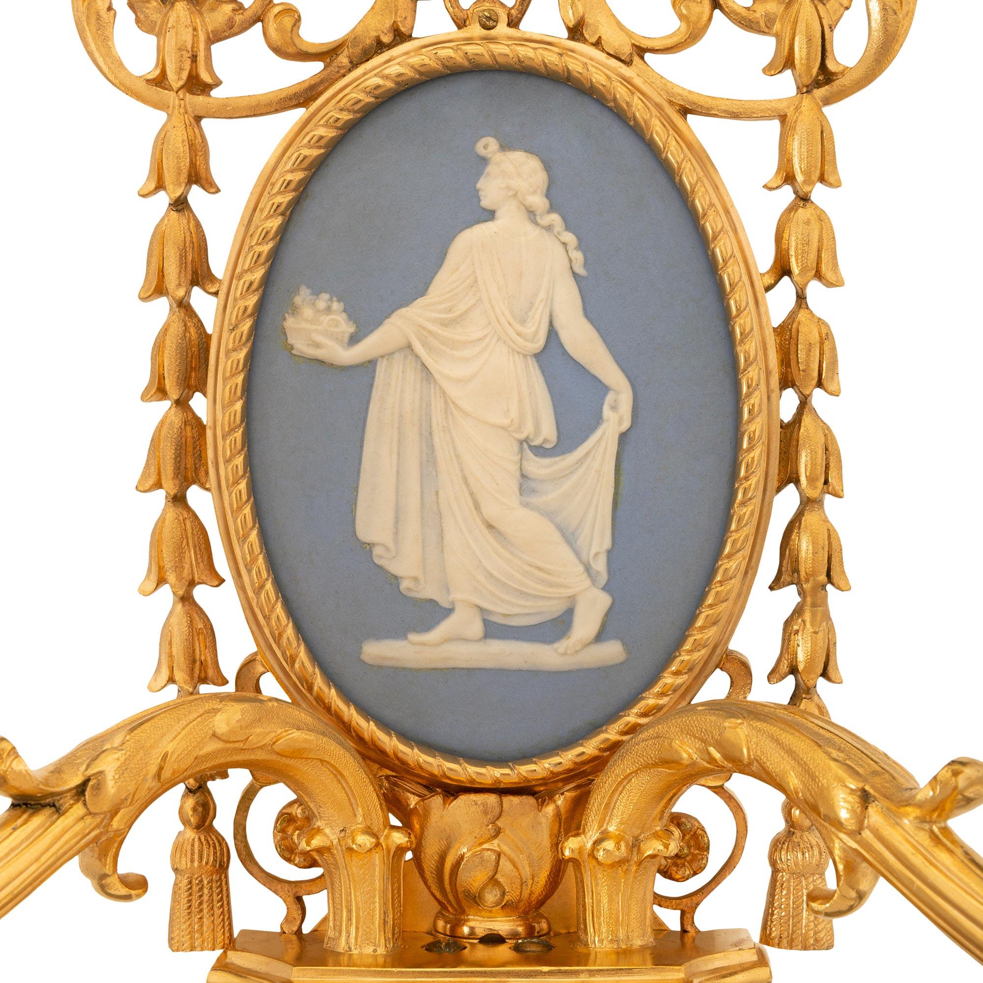 Paar amerikanische Louis-XVI-Wandleuchter aus dem 19. Jahrhundert, signiert Caldwell  (Goldbronze) im Angebot