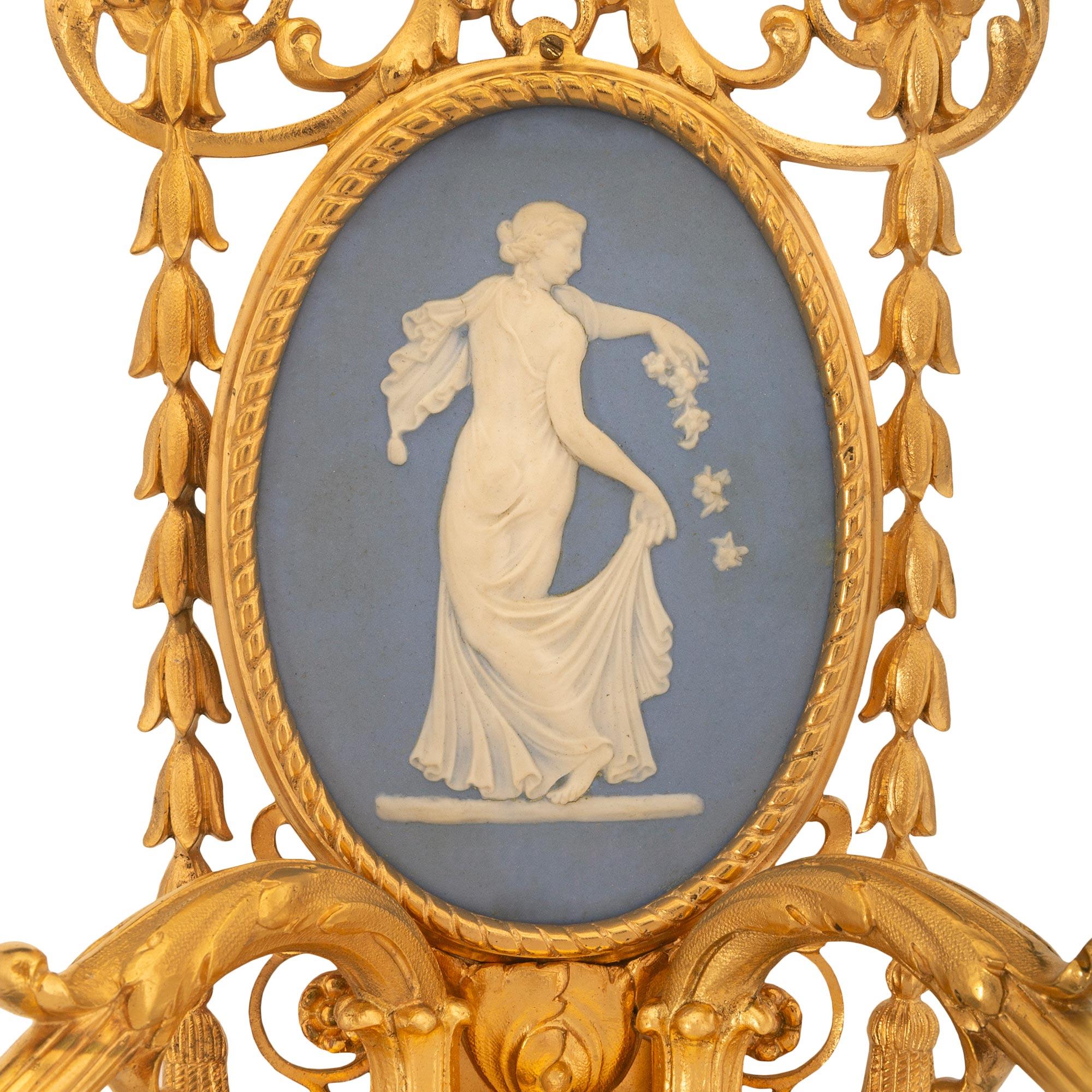 Bronze doré Paire d'appliques américaines de style Louis XVI du 19ème siècle signées Caldwell  en vente