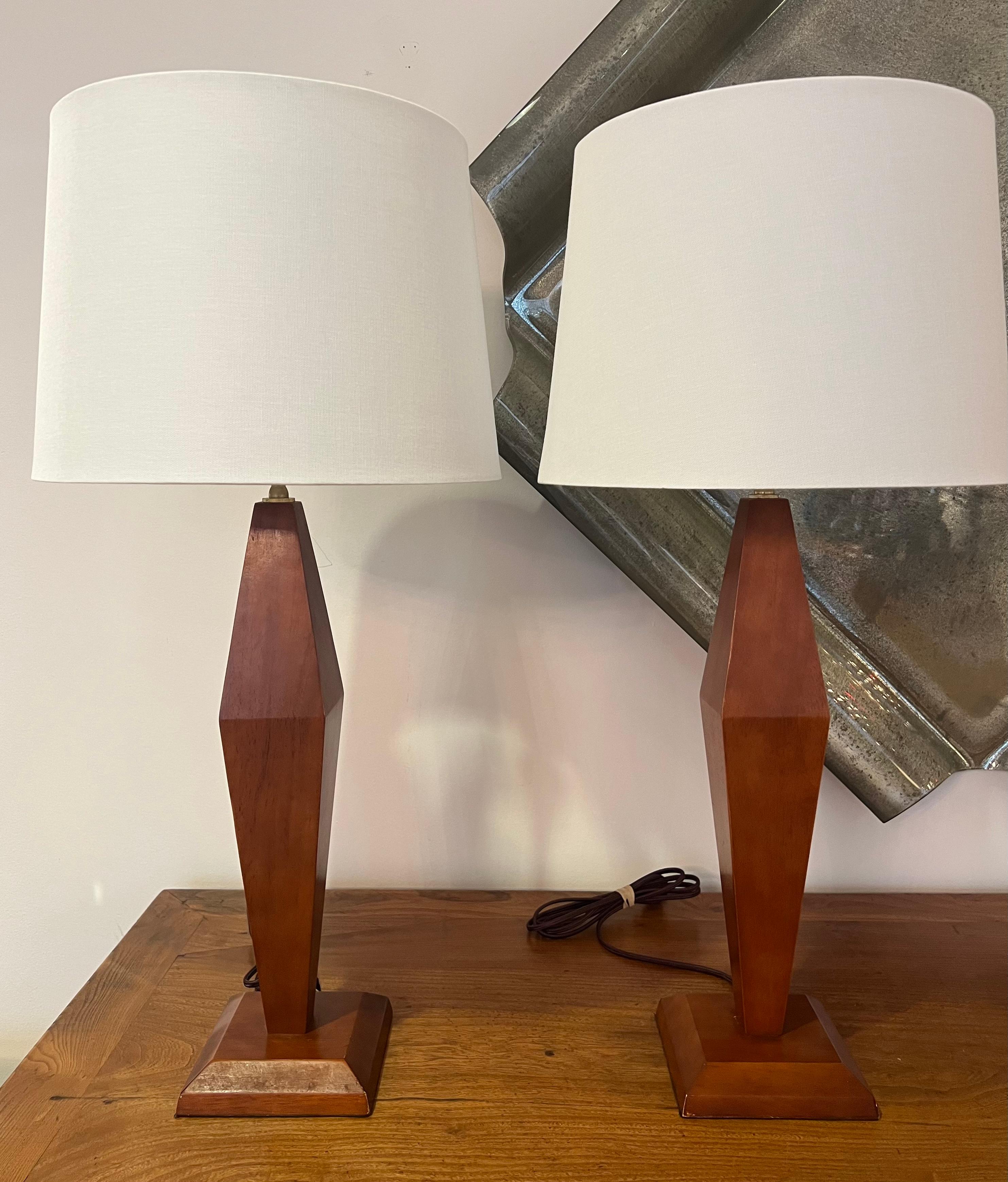 Milieu du XXe siècle Paire de lampes de table américaines Art Déco en bois des années 1940 en vente