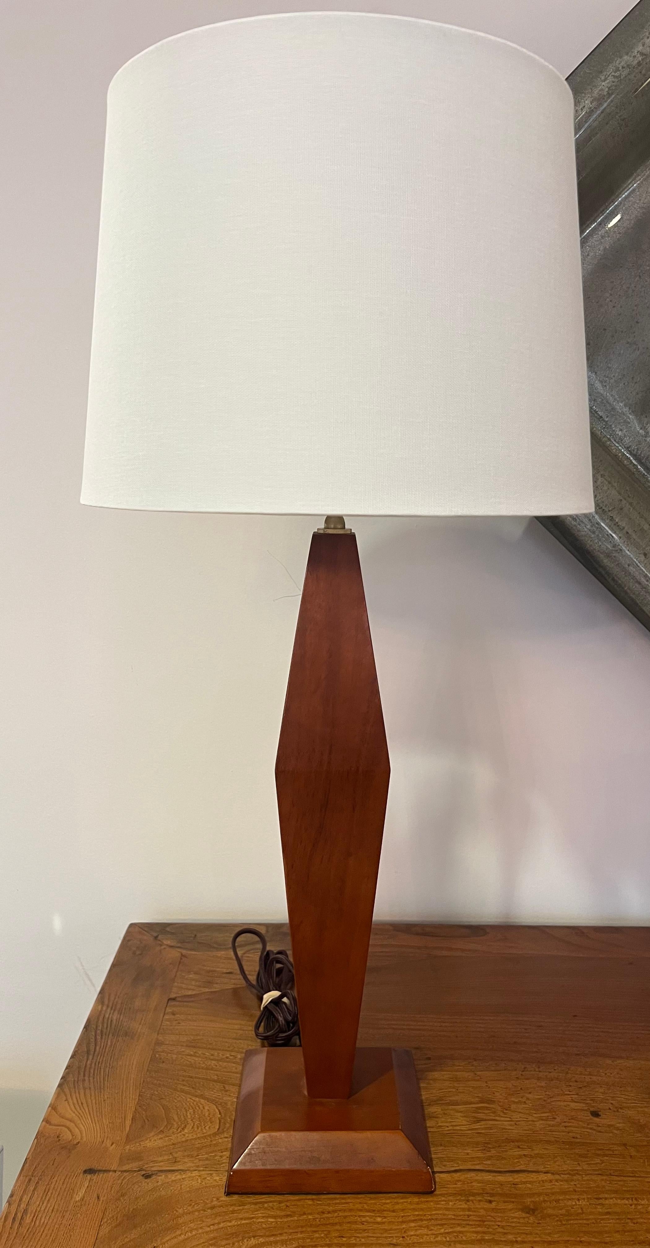 Laiton Paire de lampes de table américaines Art Déco en bois des années 1940 en vente