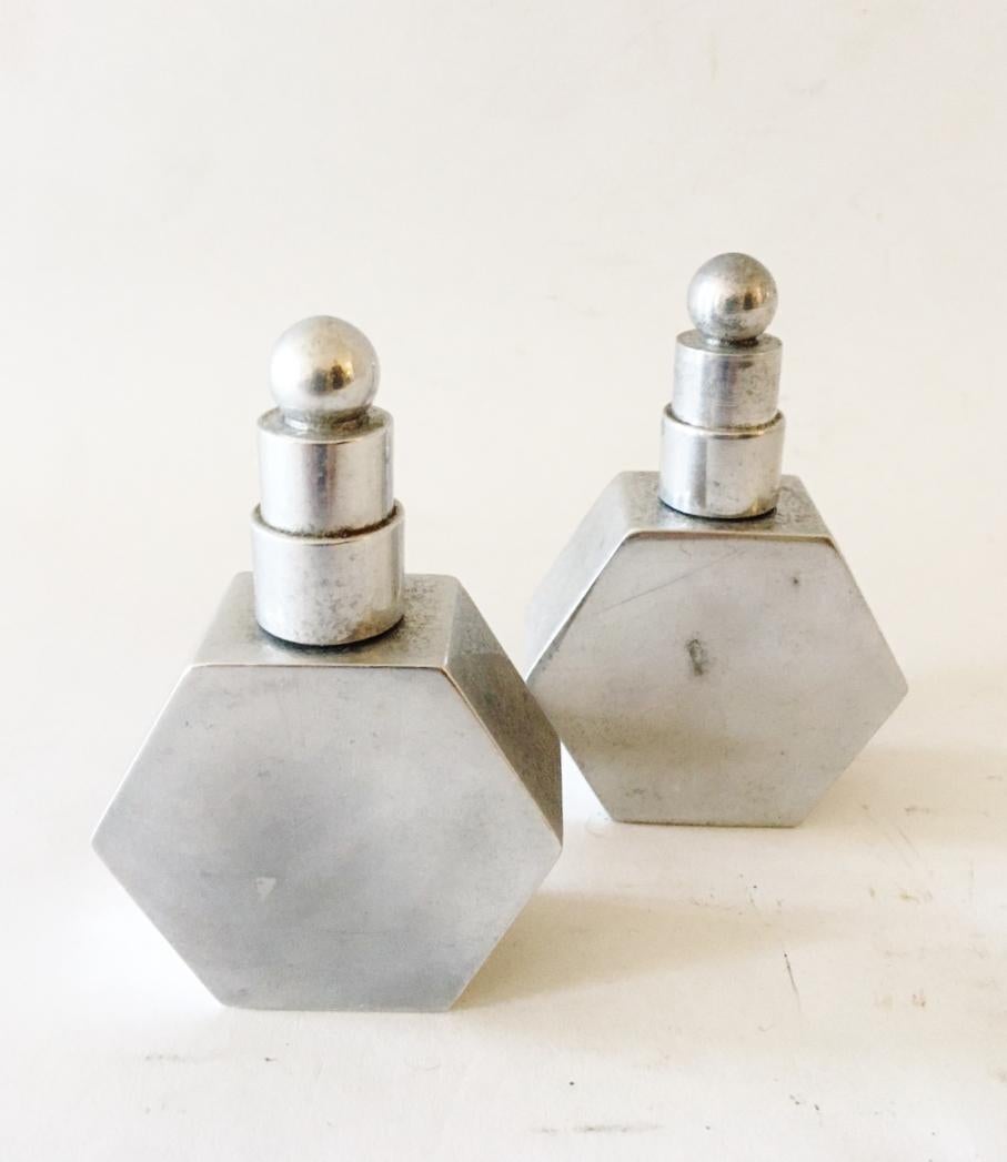 Pair of American Art Deco Blazon Hex-o-lite Aluminum & Brass Table Lighters In Good Condition For Sale In Port Hope, ON