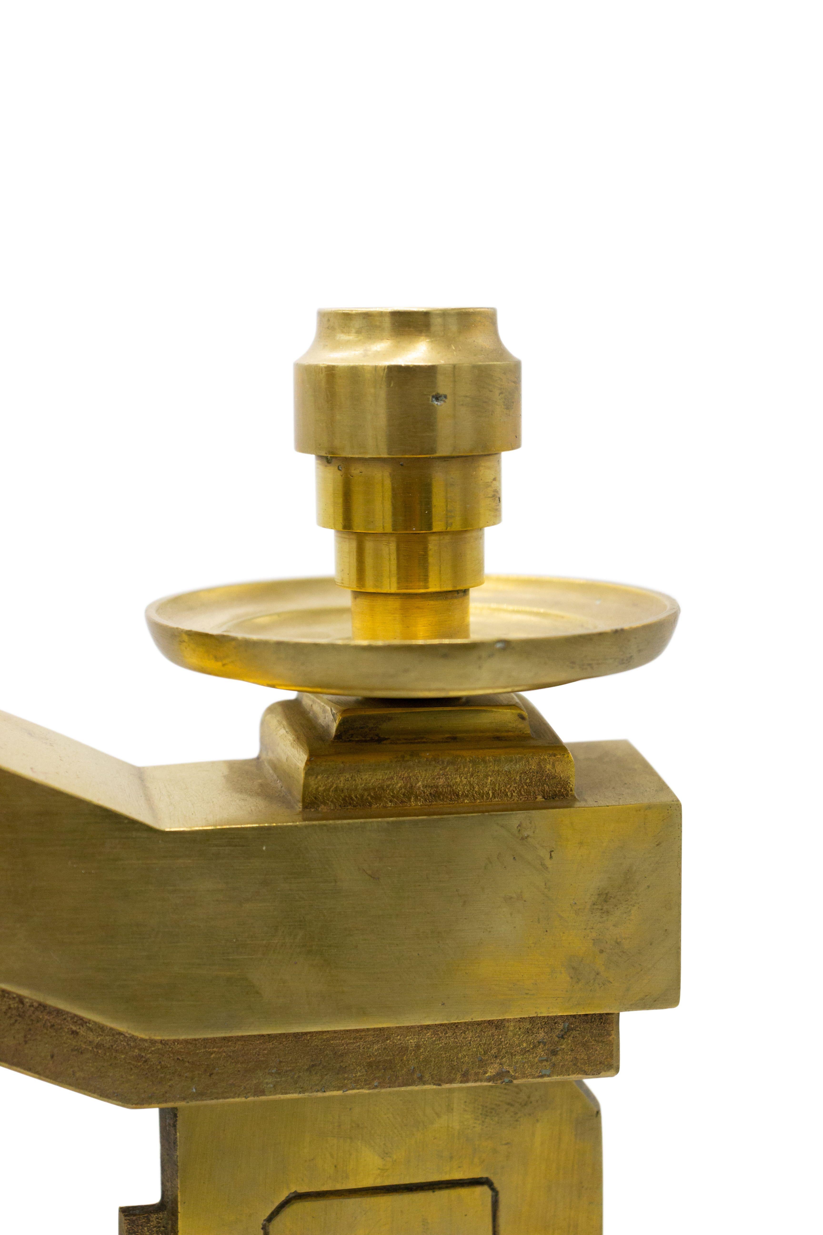 Coppia di candelabri a 3 bracci in bronzo Art Deco americano con lati a voluta sostenuti da una base rettangolare a gradini (firmati L. Miglioretti) (PREZZO A COPPIA)

4,75