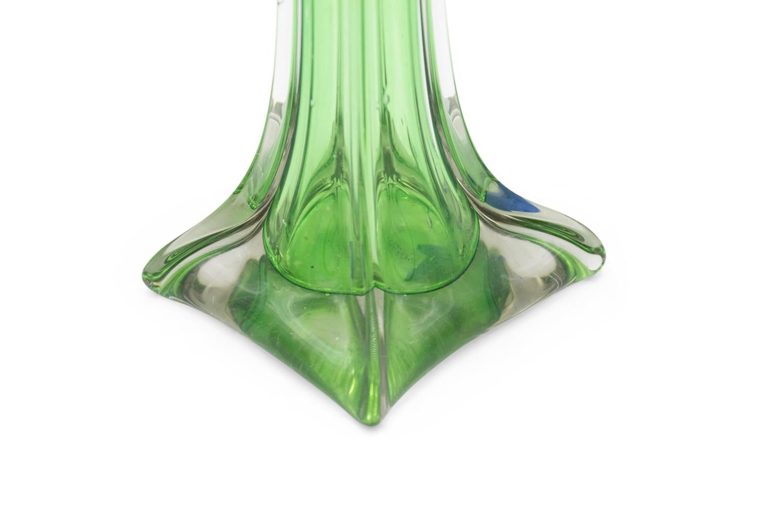 Americano Pair of American Art Deco Green Glass Bud Vases in vendita