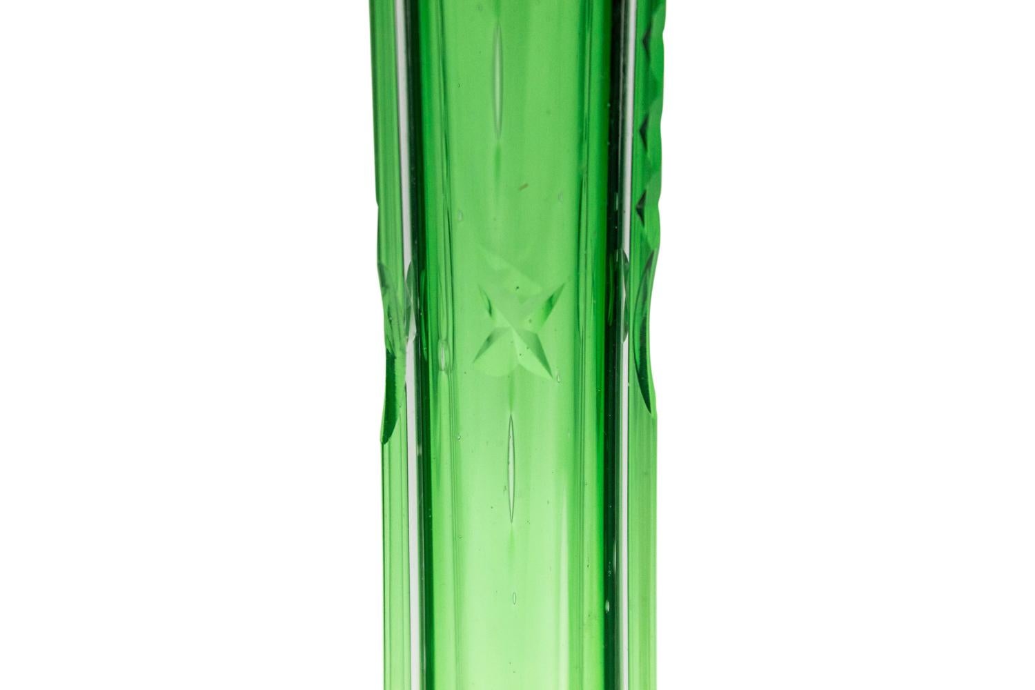 Pair of American Art Deco Green Glass Bud Vases In condizioni buone in vendita a Queens, NY