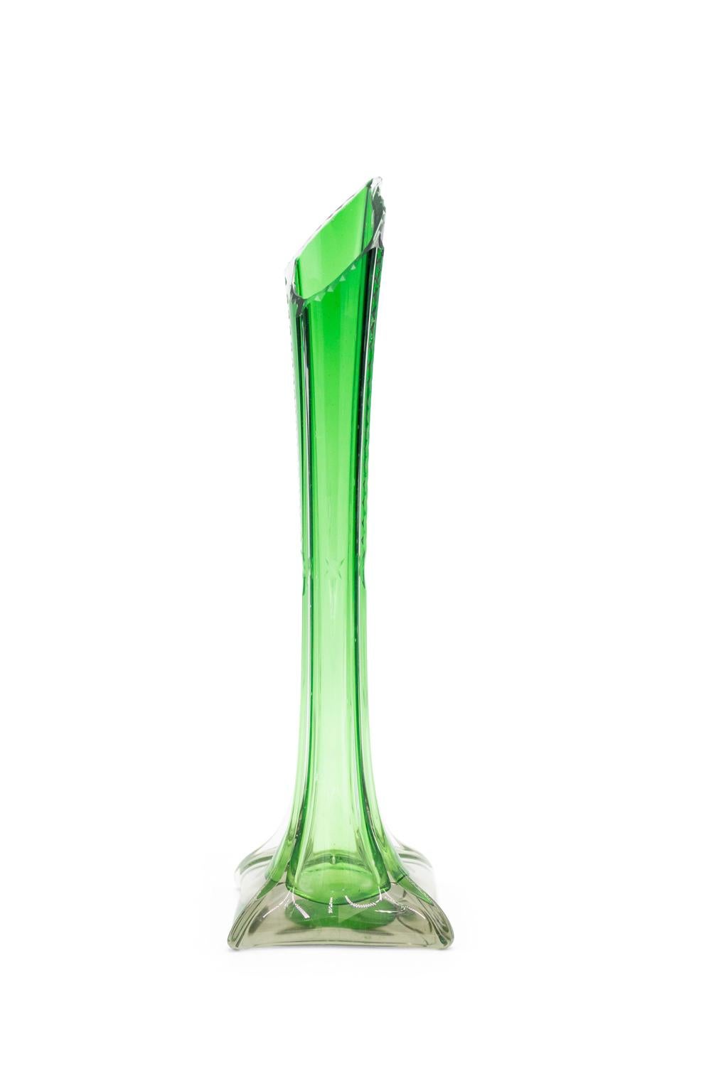 XX secolo Pair of American Art Deco Green Glass Bud Vases in vendita