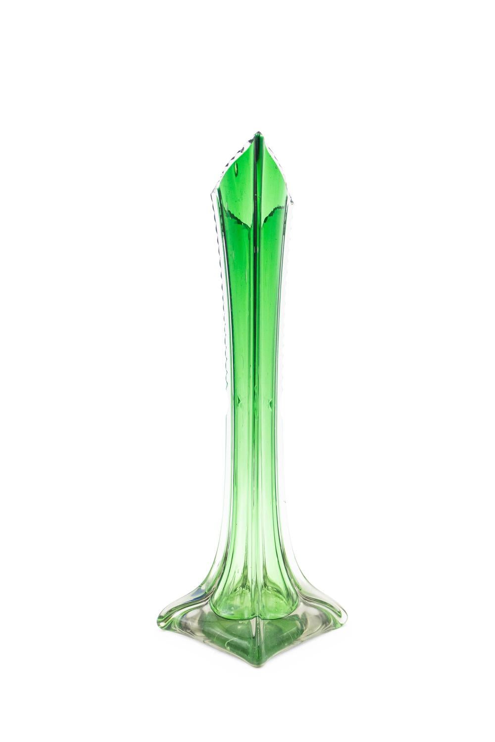 Vetro Pair of American Art Deco Green Glass Bud Vases in vendita