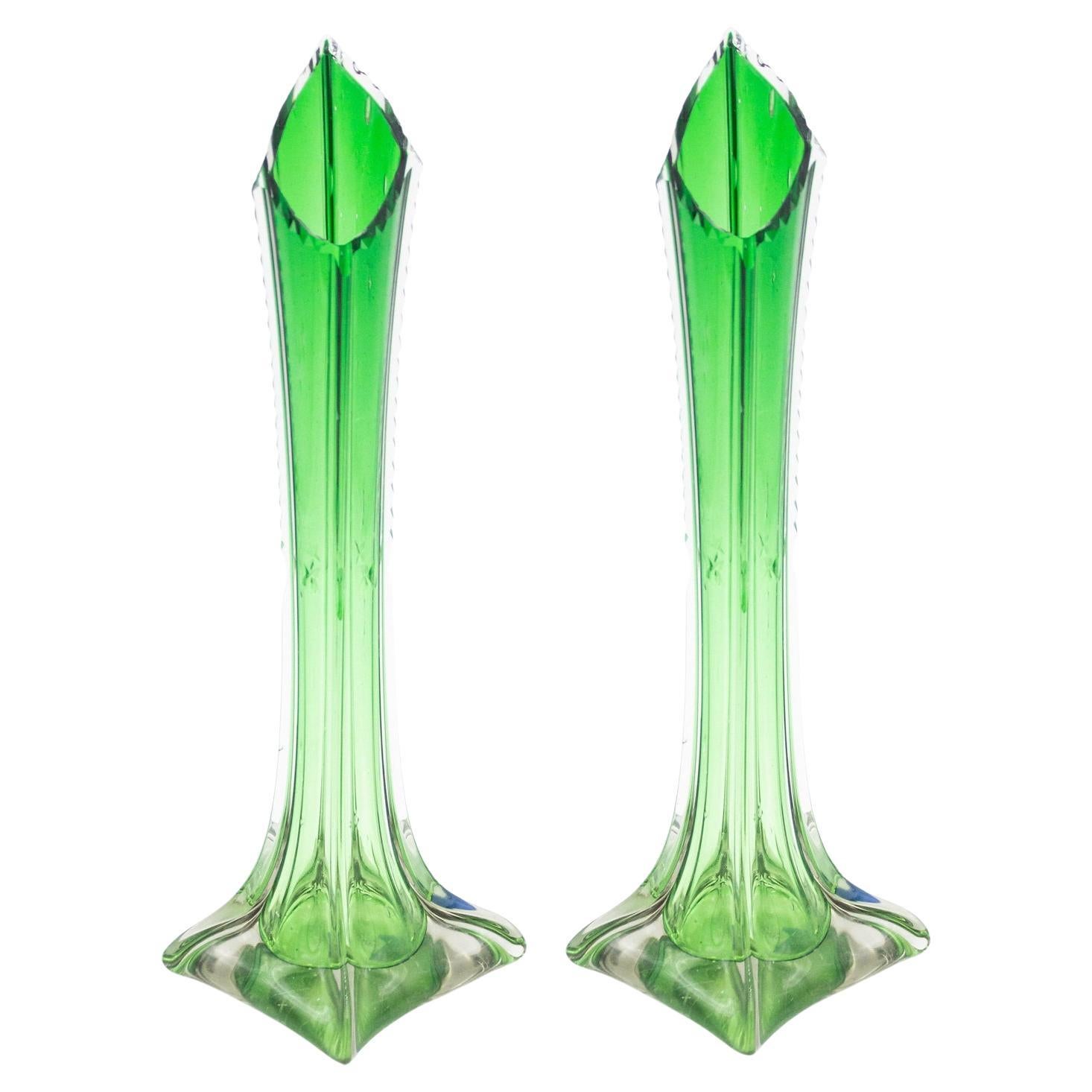 Pair of American Art Deco Green Glass Bud Vases in vendita