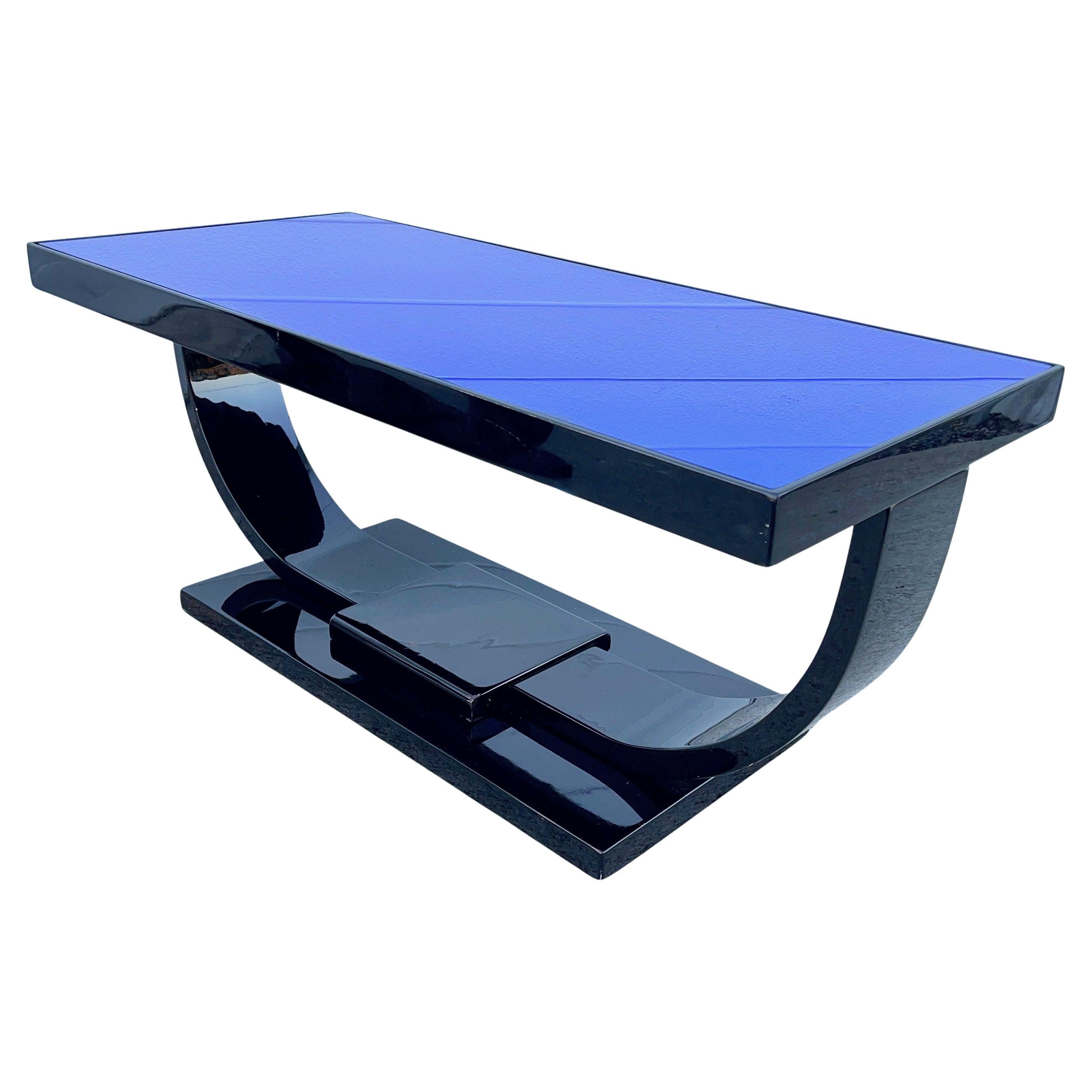Ein Paar amerikanischer Art-Déco-Tische in länglicher U-Form als Miniatur-Konsolentische mit kobaltblauen Spiegeleinsätzen auf den Tischplatten.
Diese Tische waren ursprünglich aus dunklem Nussbaum, wurden aber in den letzten zehn Jahren