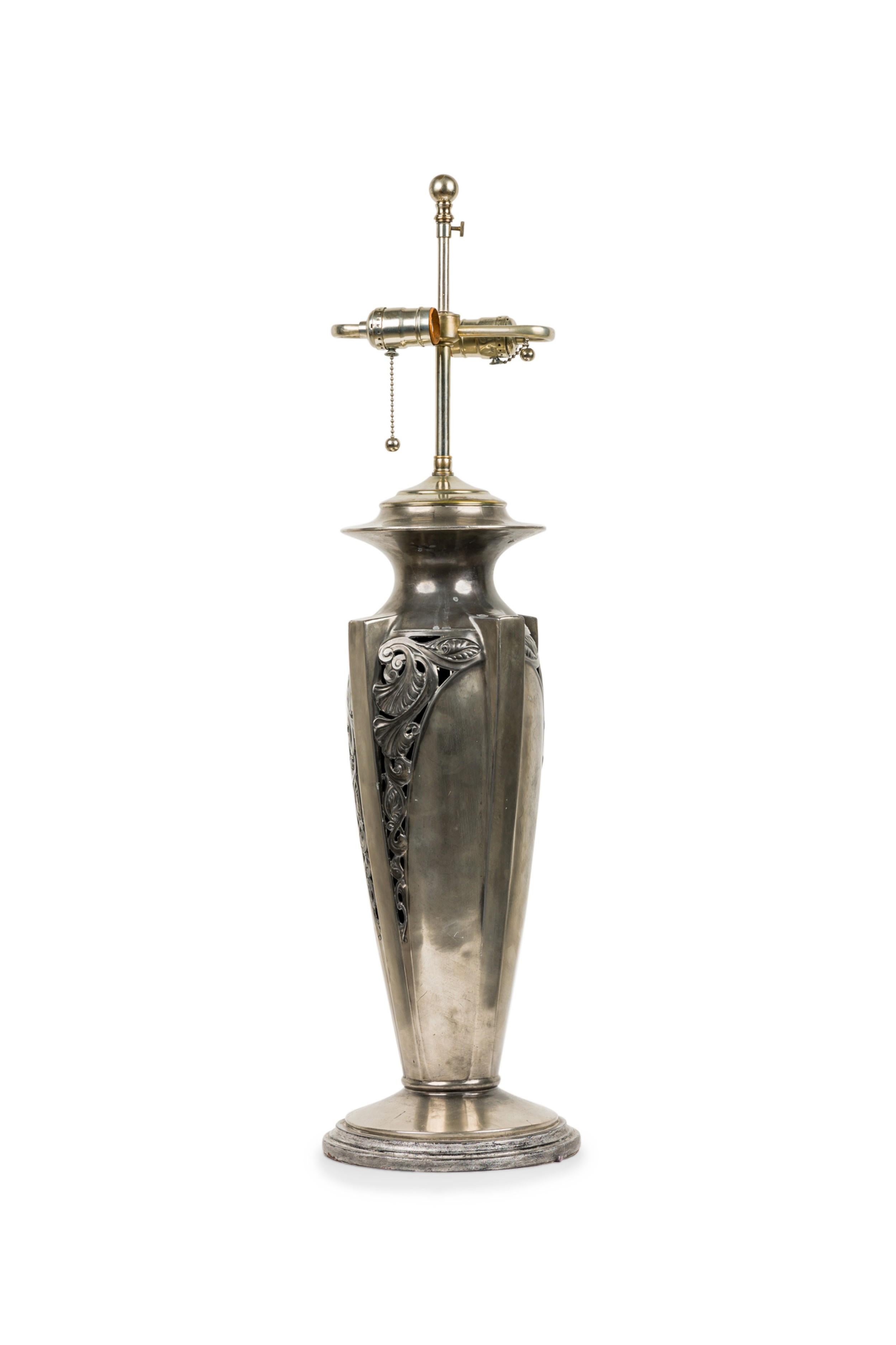 Coppia di lampade da tavolo americane in argento Art Deco in vendita 3